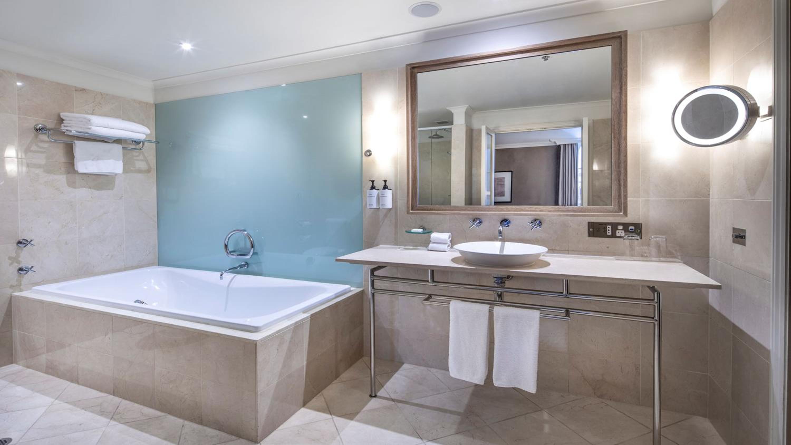 Junior King Suite - Club Lounge Access - Photo 5