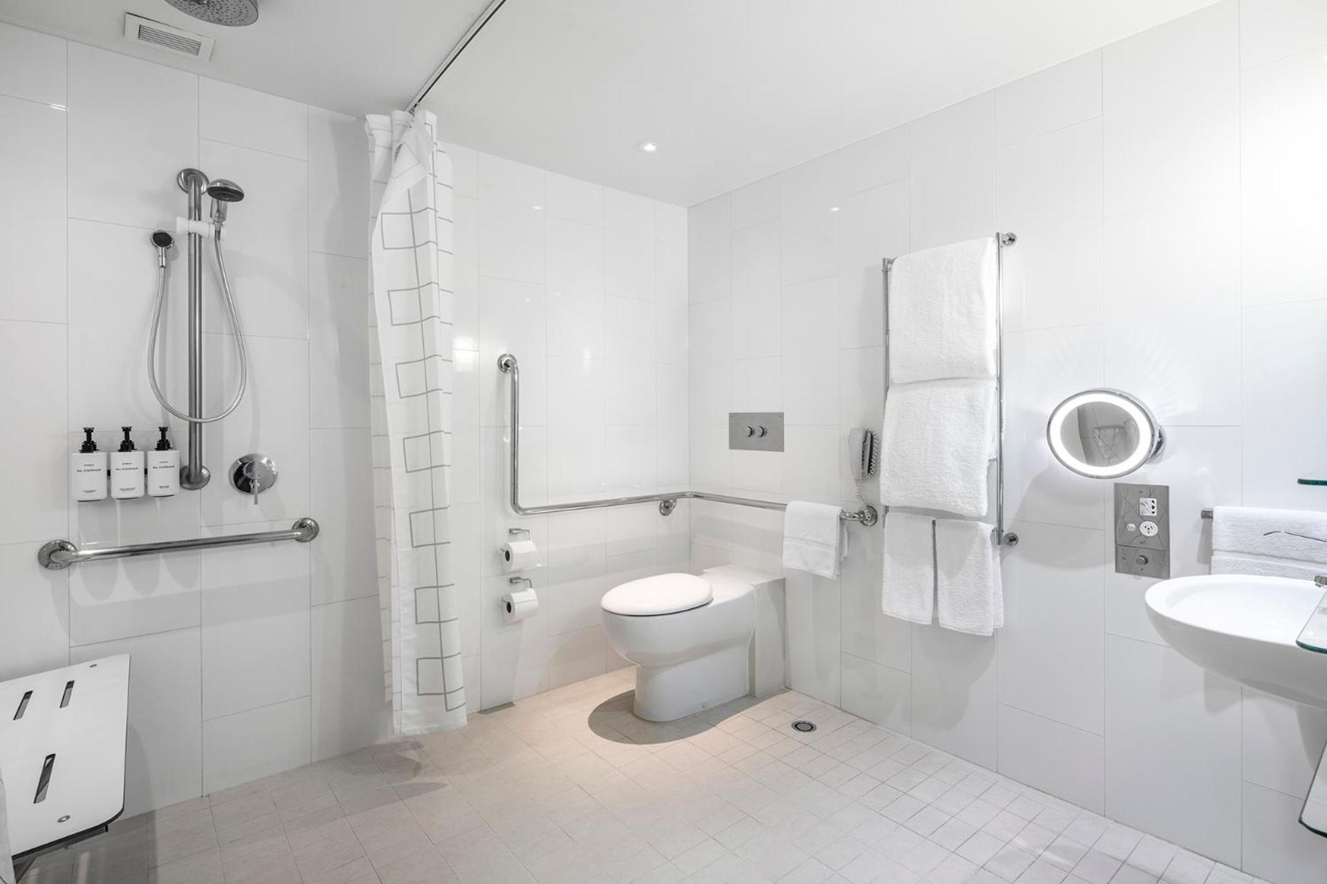 Classic King Room - Accessible - Photo 3