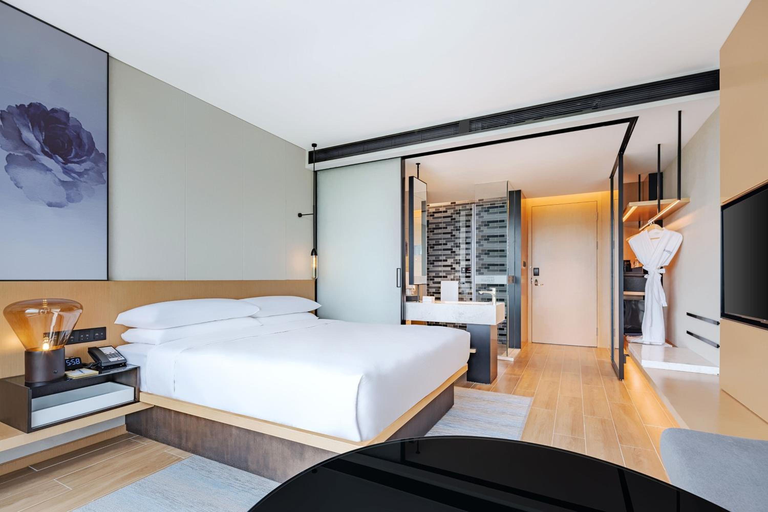 Standard King Room with City View photo 2
