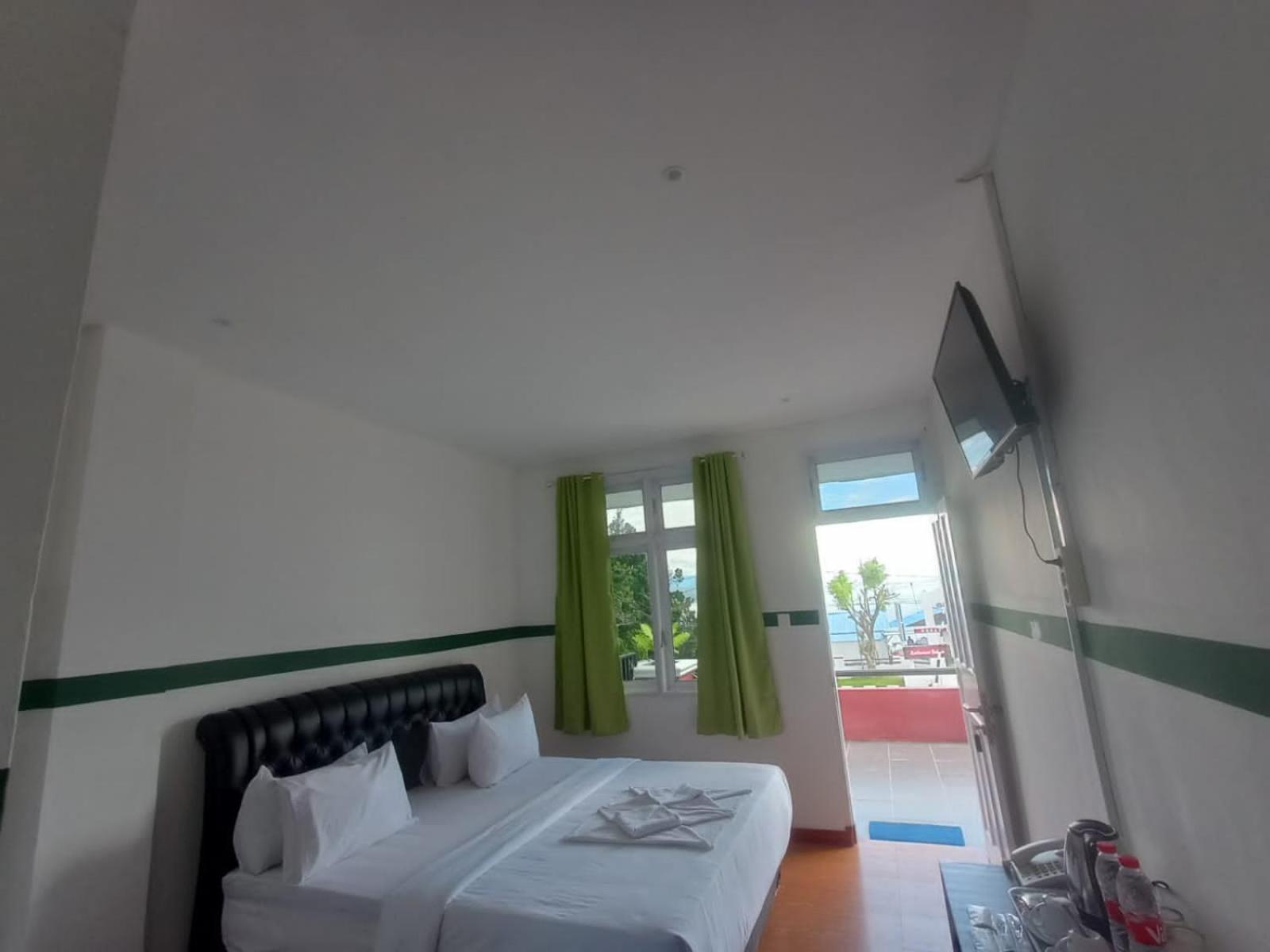 Double or Twin Room with Lake View - Photo 6