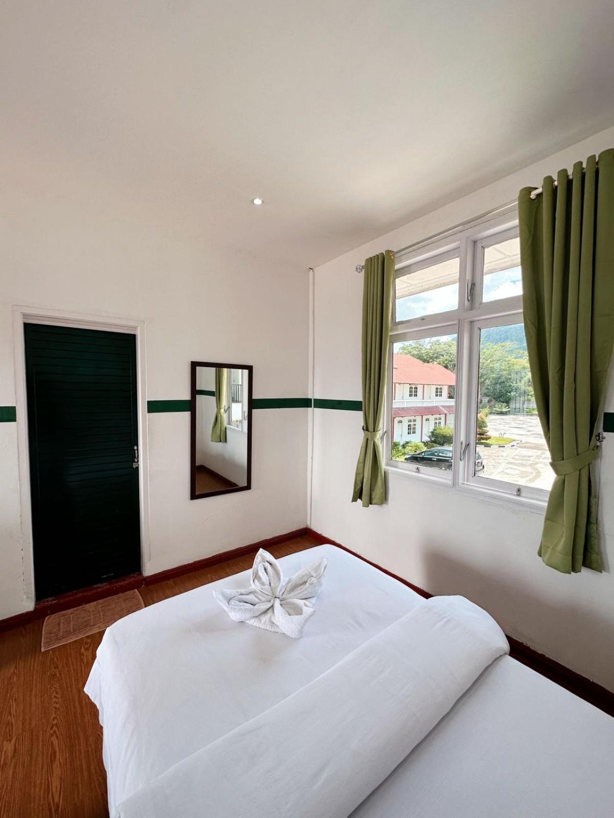 Double or Twin Room with Lake View - Photo 5