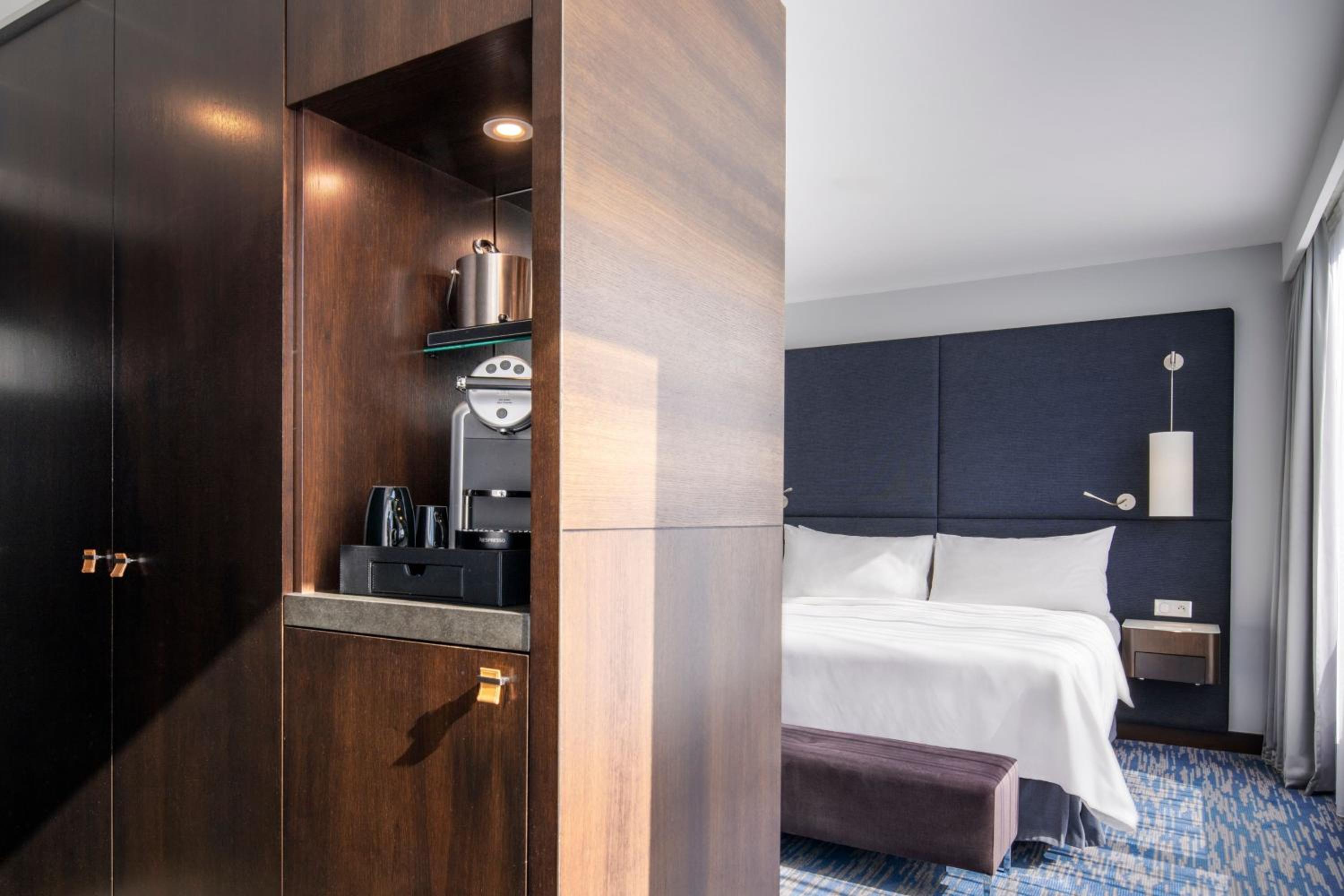 Chambre avec Terrasse et Petit-Déjeuner – Vue sur Toits de Paris et Tour Eiffel Chambre avec Terrasse et Petit-Déjeuner – Vue sur Toits de Paris et Tour Eiffel