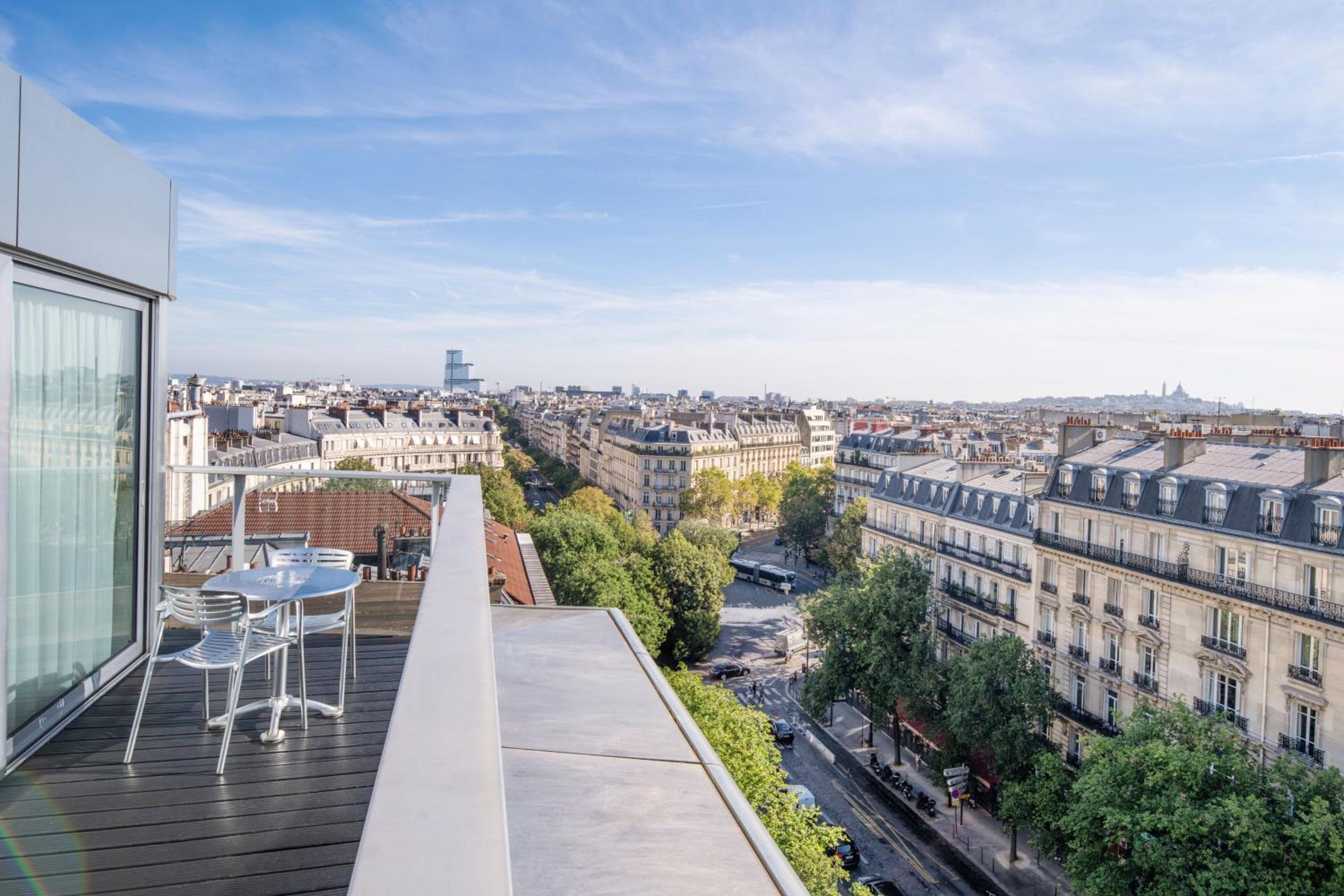 Chambre avec Terrasse et Petit-Déjeuner – Vue sur Toits de Paris et Tour Eiffel Chambre avec Terrasse et Petit-Déjeuner – Vue sur Toits de Paris et Tour Eiffel