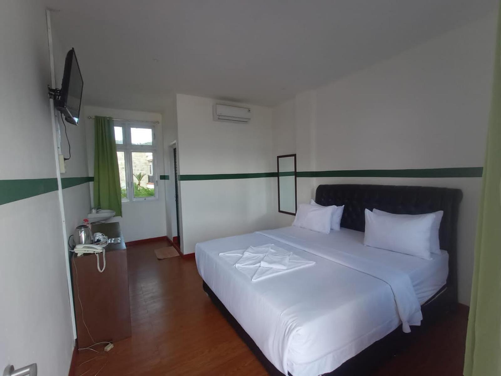 Double or Twin Room with Lake View - Photo 4
