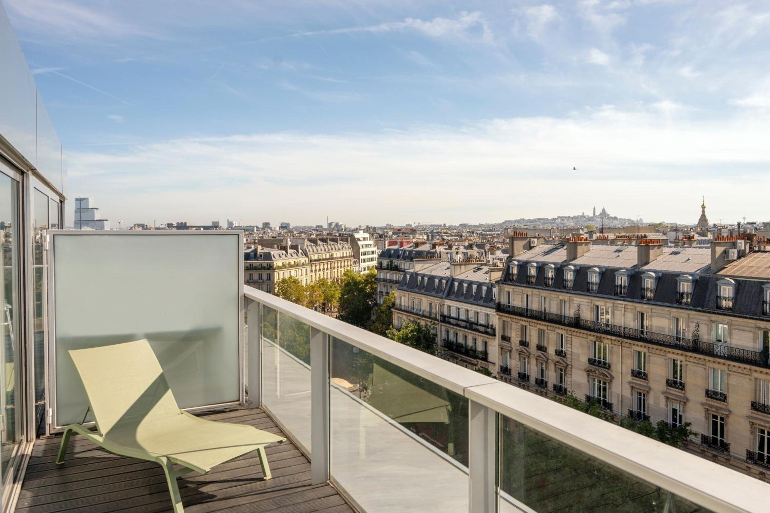 Chambre avec Terrasse et Petit-Déjeuner – Vue sur Toits de Paris et Tour Eiffel Chambre avec Terrasse et Petit-Déjeuner – Vue sur Toits de Paris et Tour Eiffel