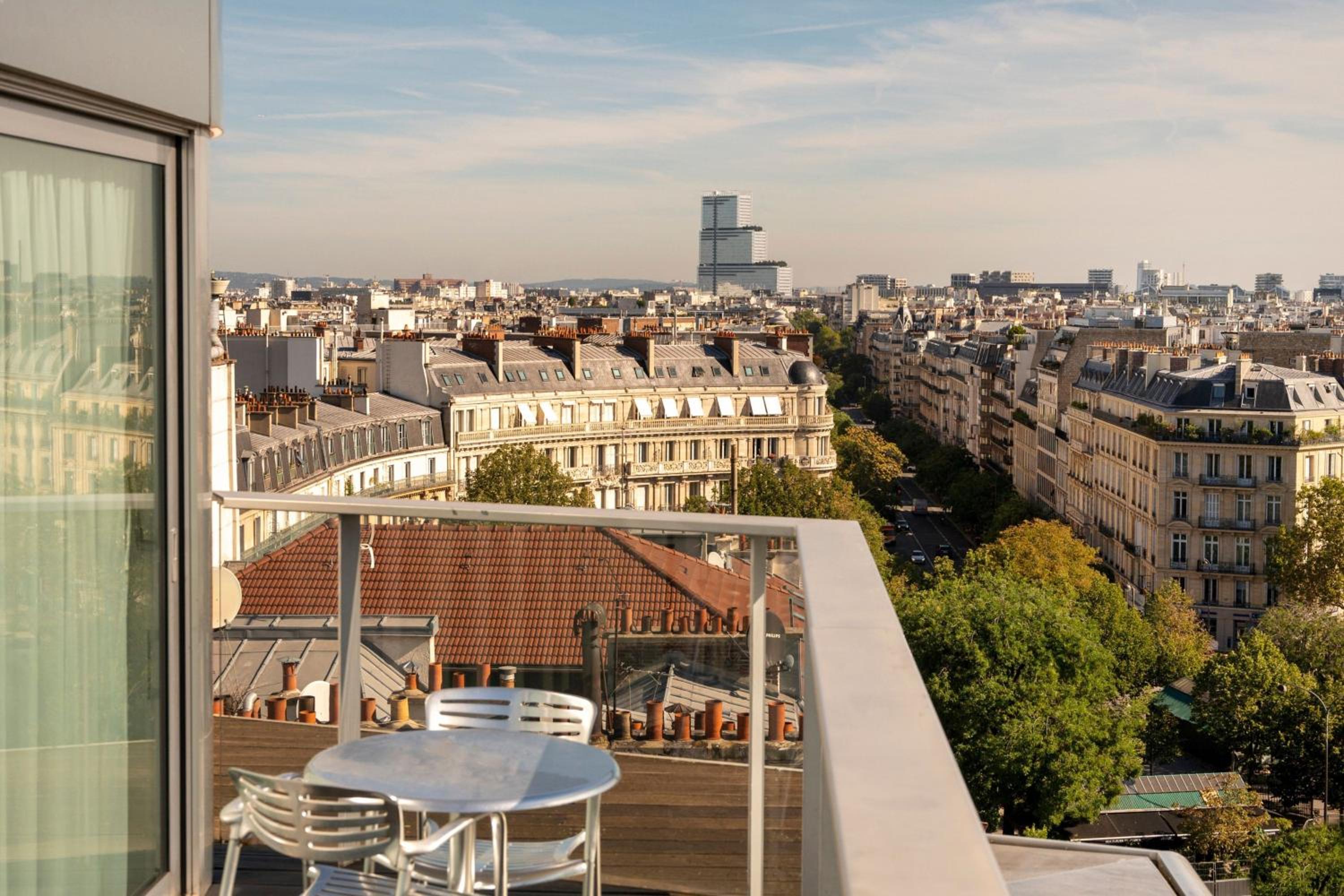 Chambre avec Terrasse et Petit-Déjeuner – Vue sur Toits de Paris et Tour Eiffel Chambre avec Terrasse et Petit-Déjeuner – Vue sur Toits de Paris et Tour Eiffel