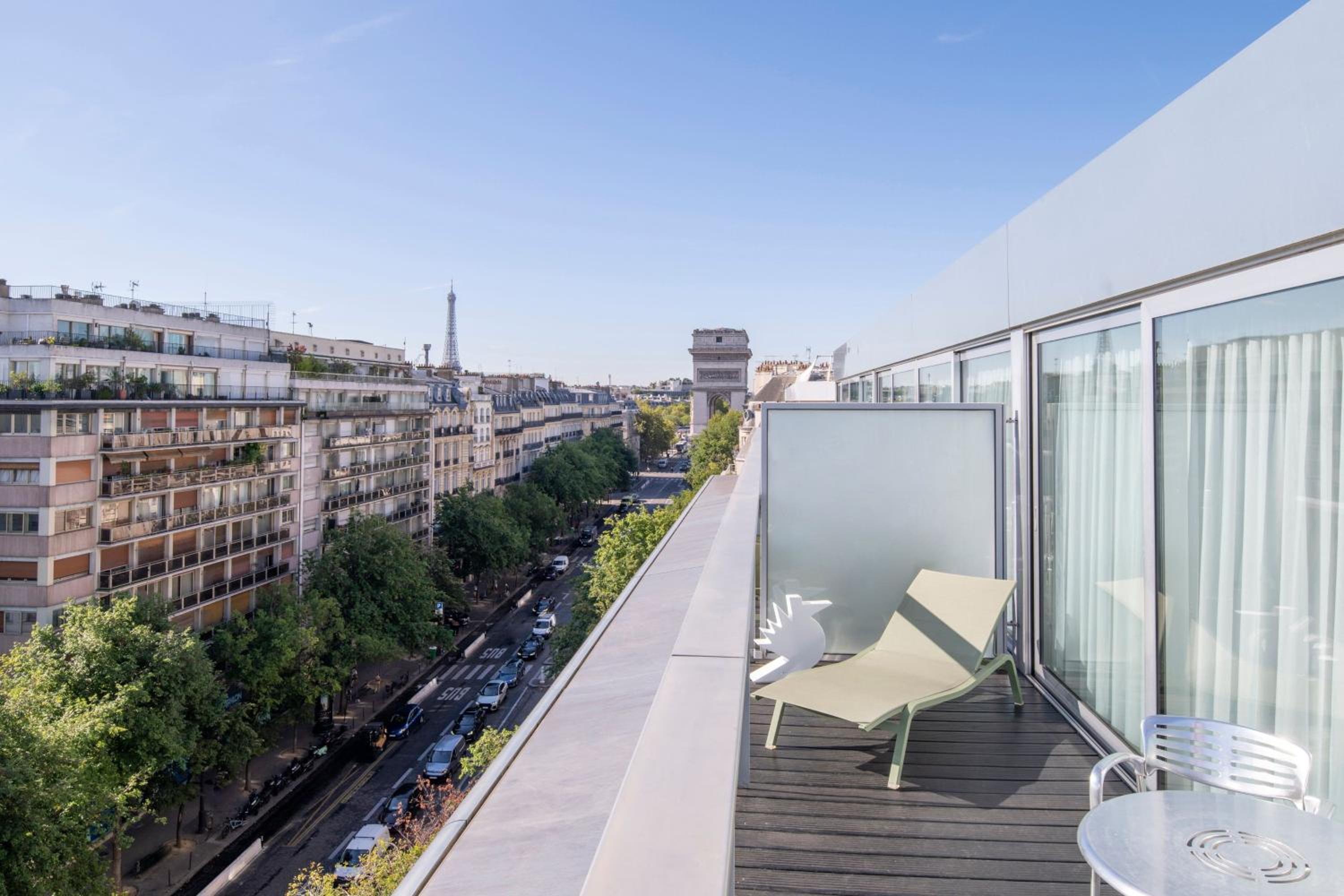 Chambre avec Terrasse et Petit-Déjeuner – Vue sur Toits de Paris et Tour Eiffel Chambre avec Terrasse et Petit-Déjeuner – Vue sur Toits de Paris et Tour Eiffel