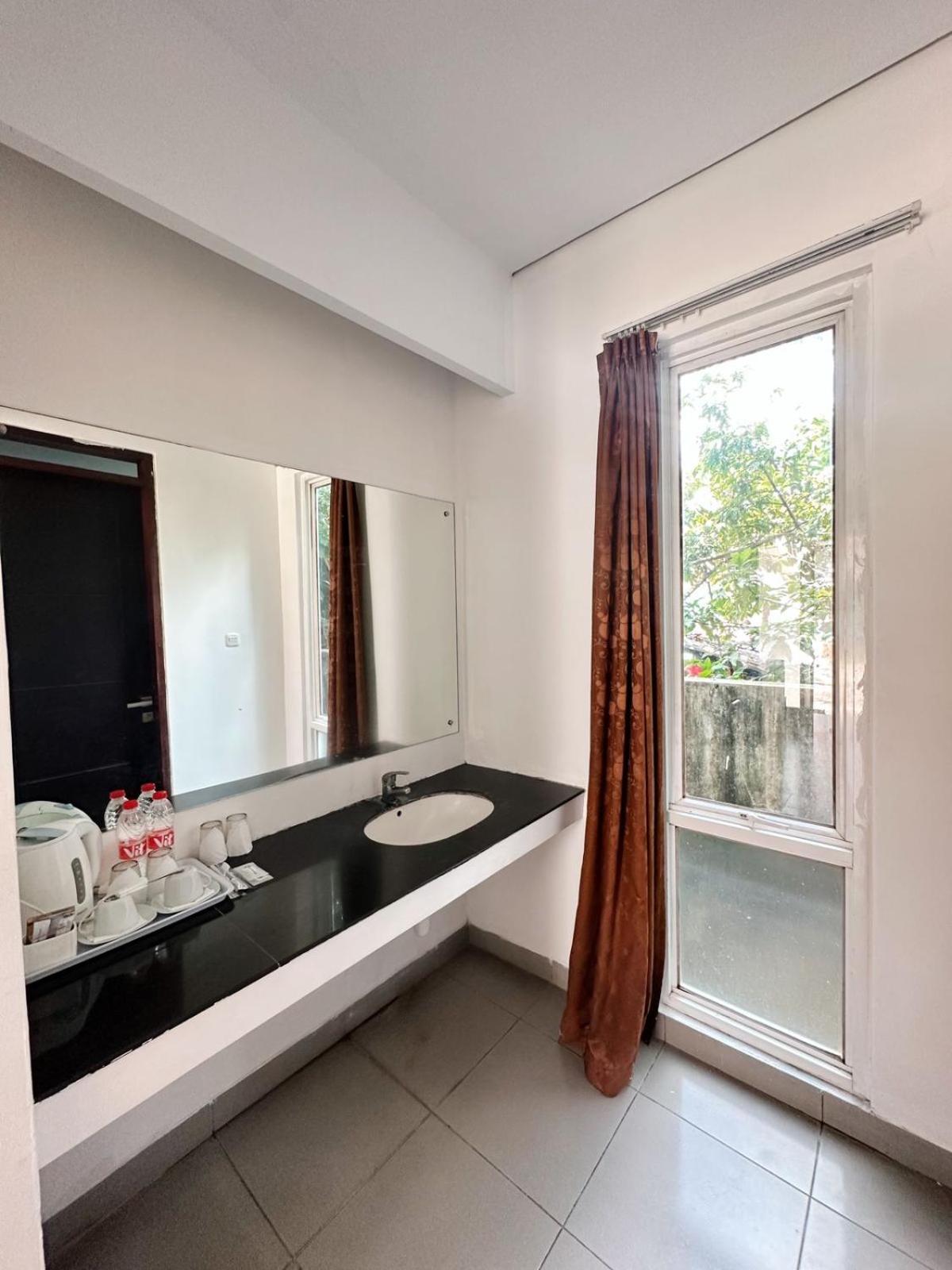 Deluxe Room (2 Adults + 1 Child) - Photo 5