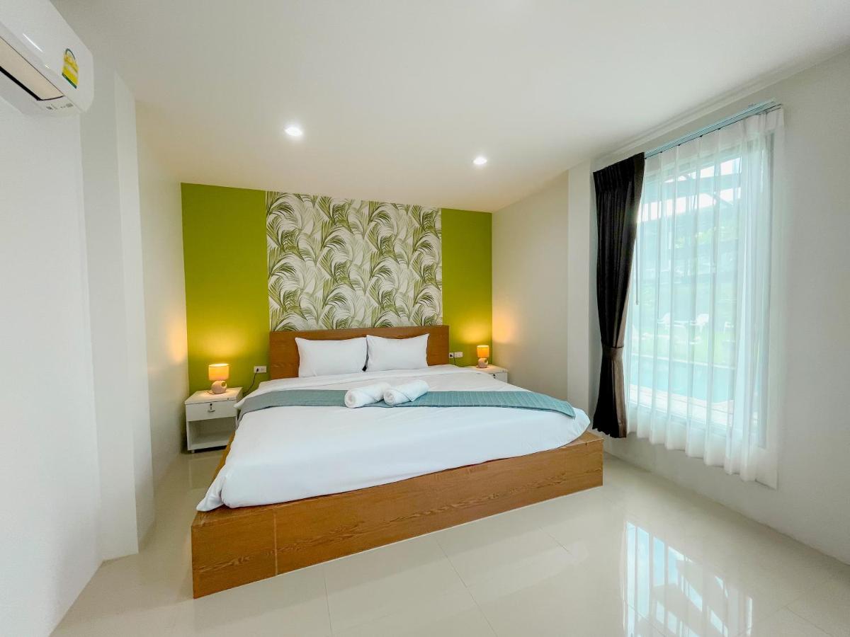 Deluxe Room with Pool Access photo 2