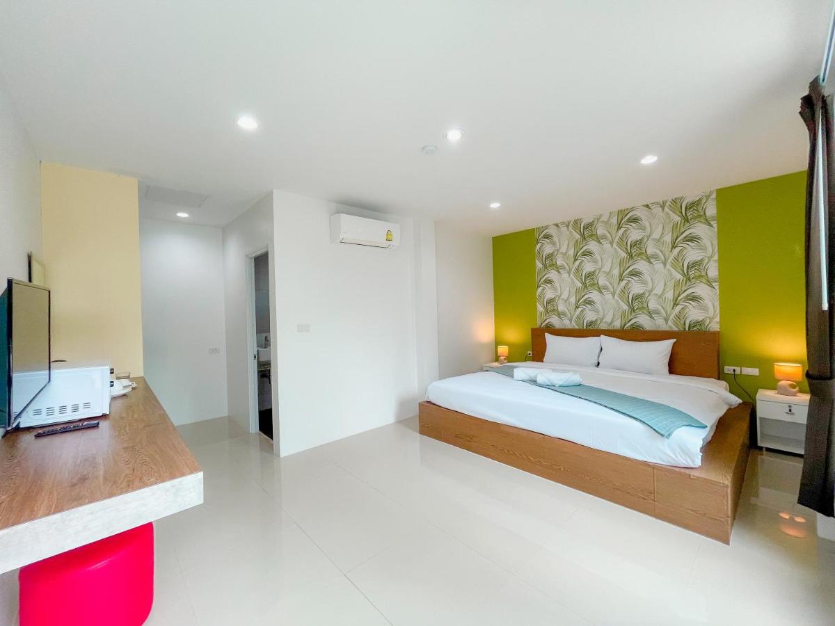 Deluxe Room with Pool Access photo 1