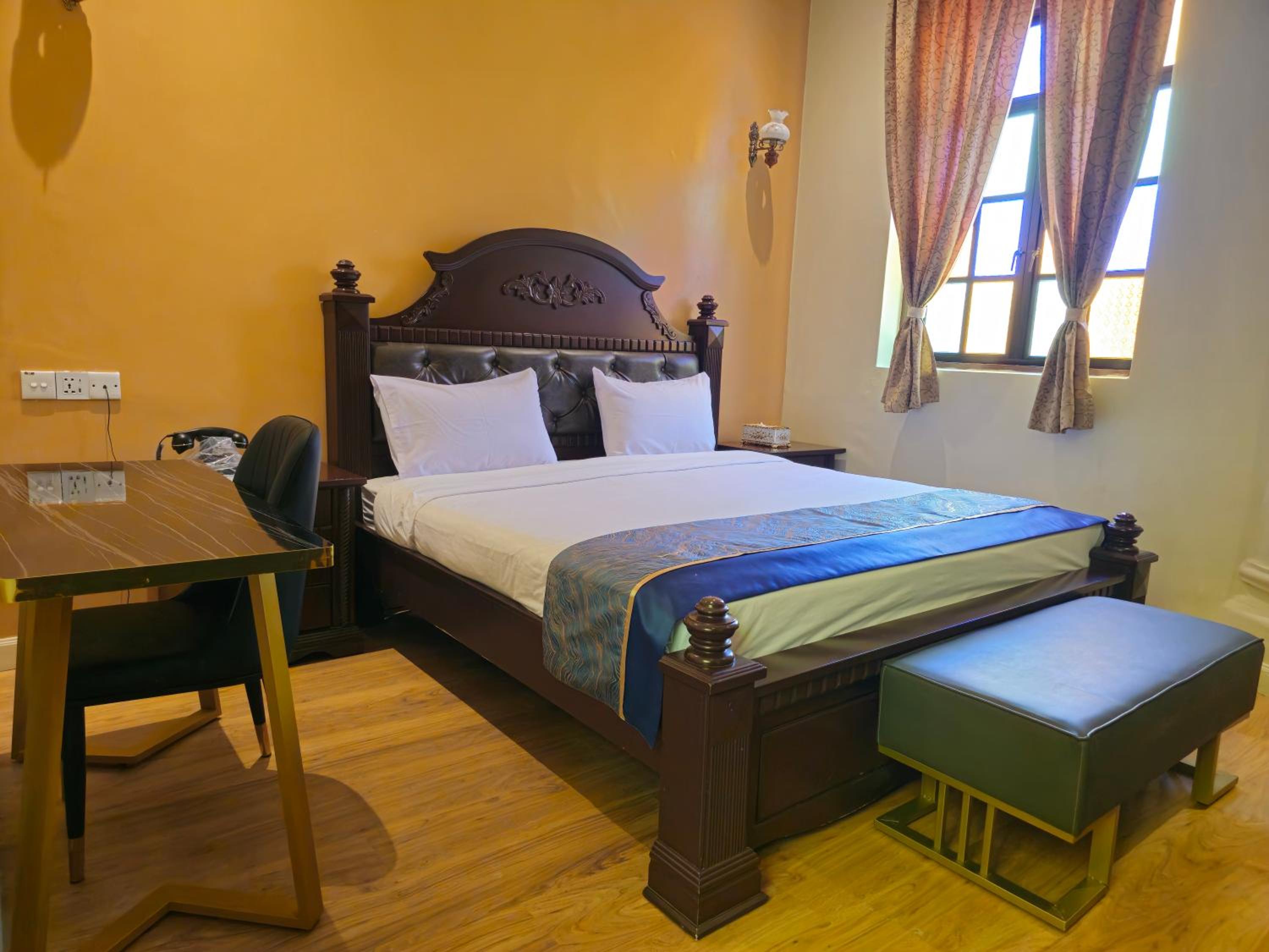 Deluxe King Room - Photo 1