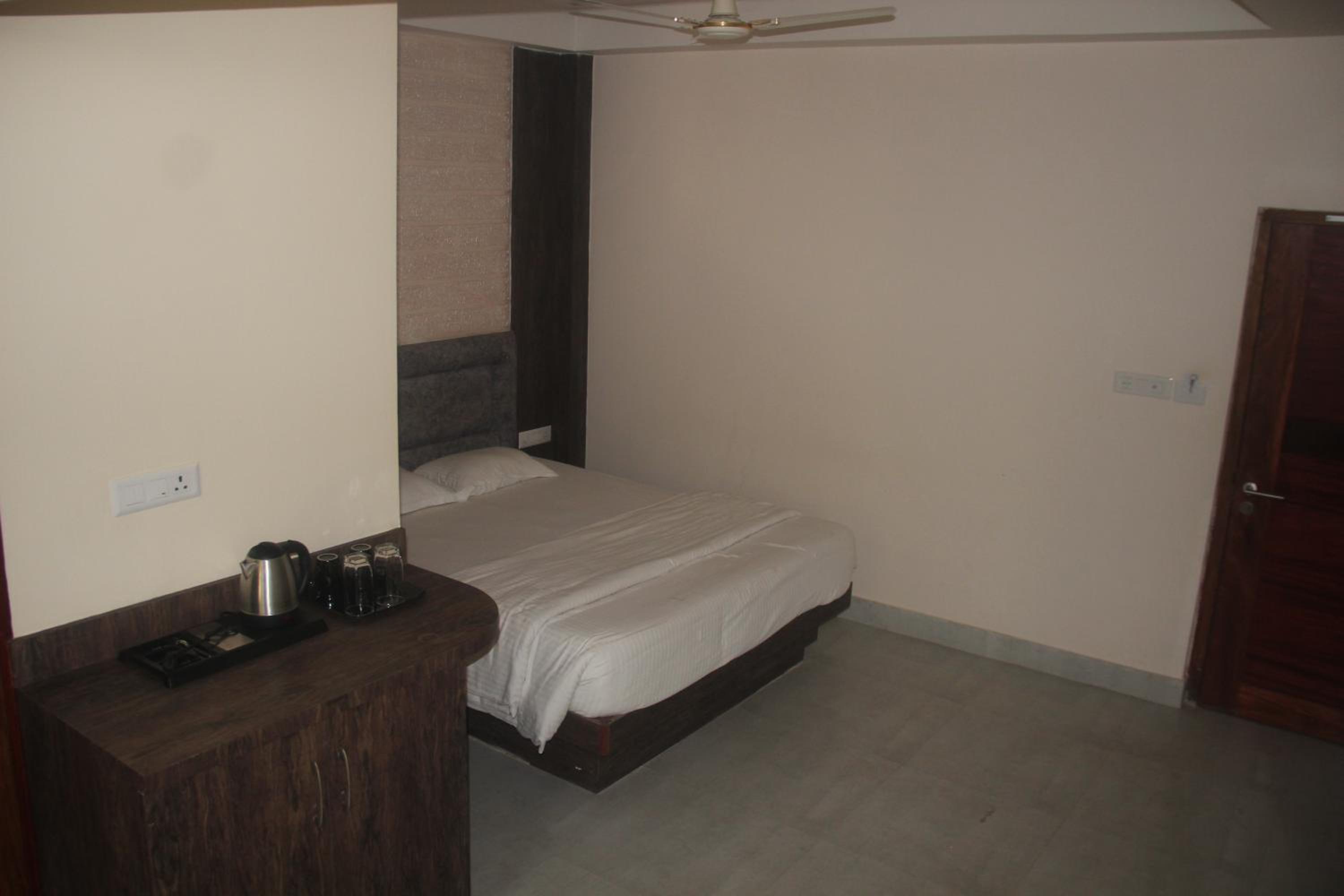 Standard Double Room - Photo 11