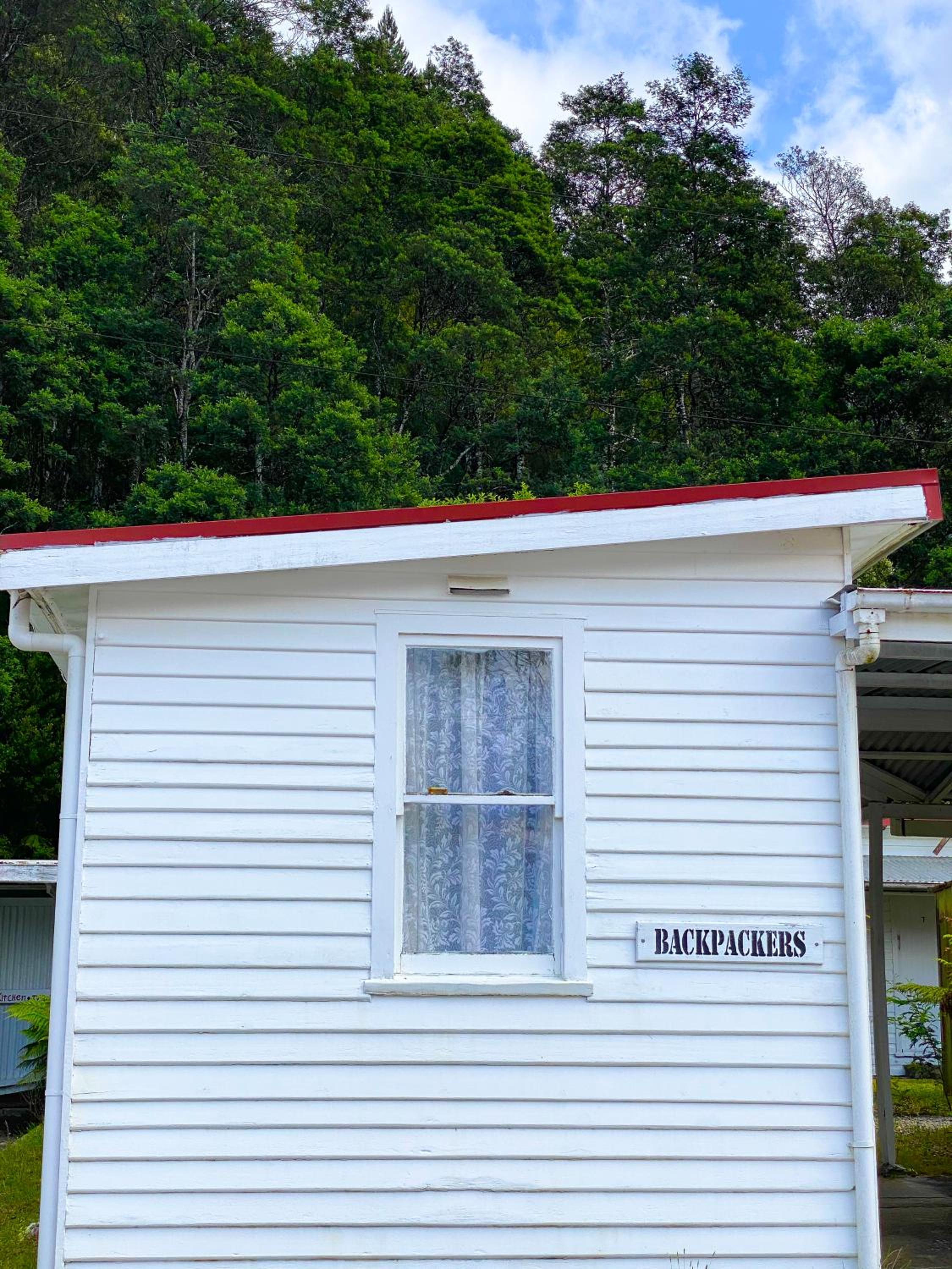 Backpackers Twin Room  photo 2