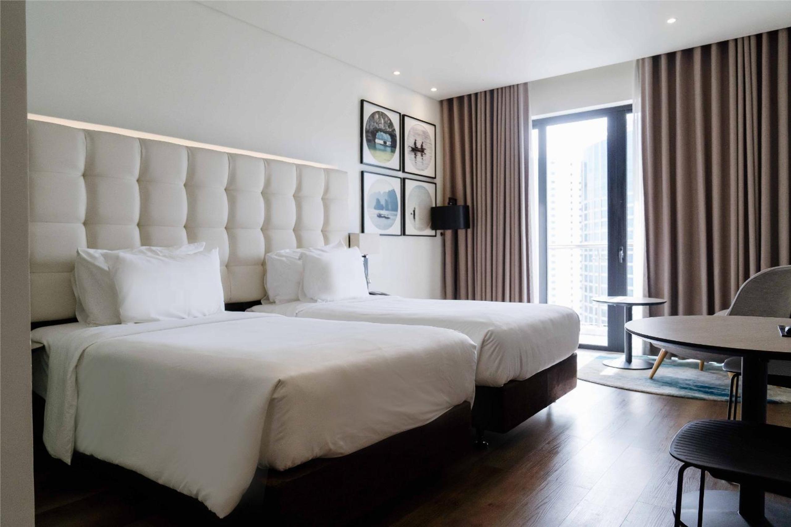 King Room with Two Single Beds - Photo 12