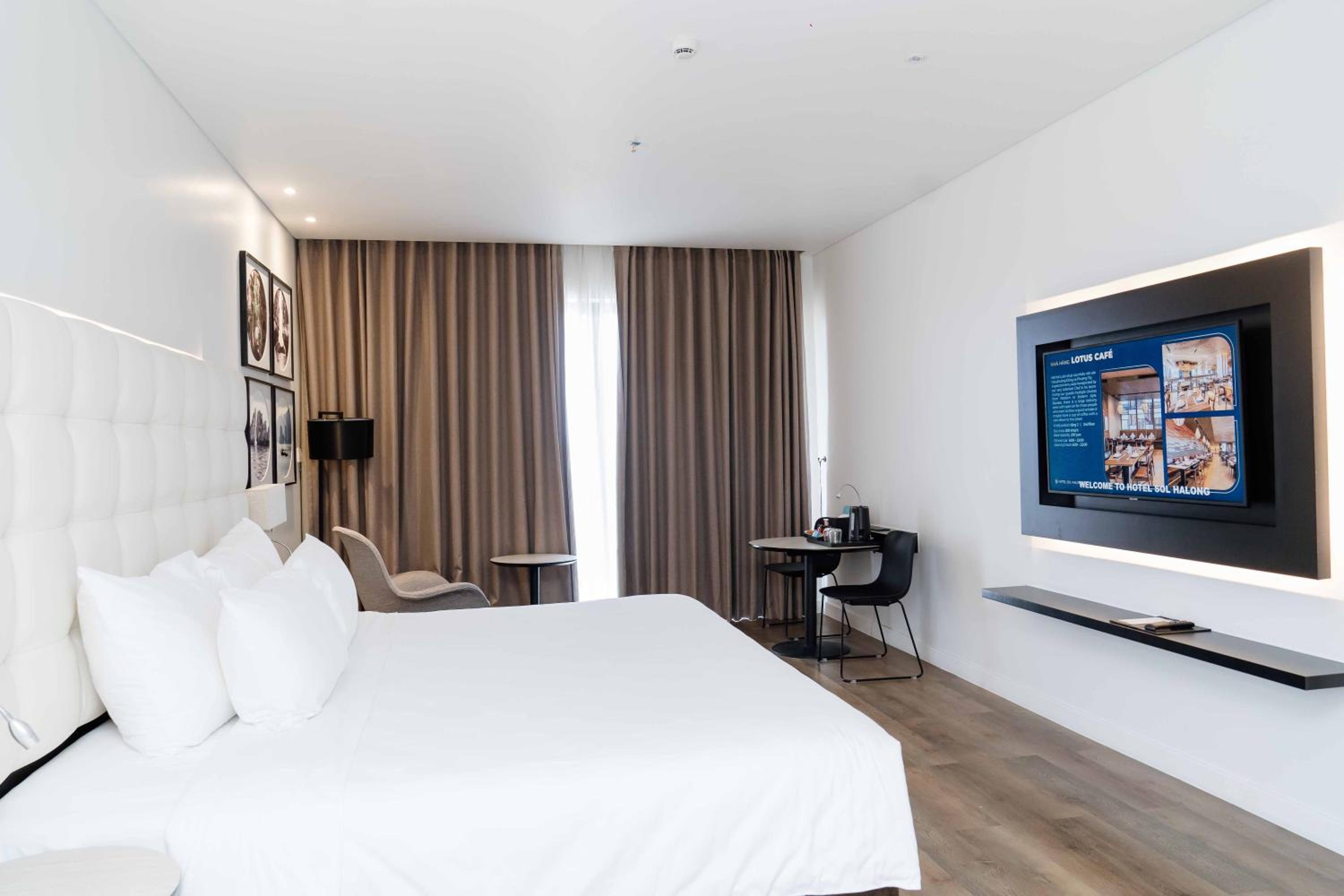 Deluxe King Room with City View - Non-Smoking - Photo 9