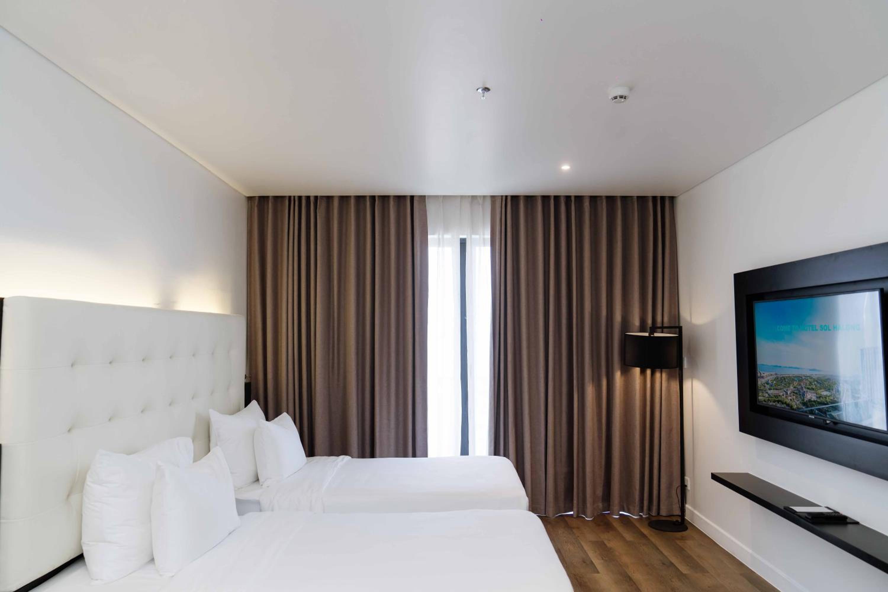 Deluxe Twin Room with City View - Non-Smoking - Photo 9