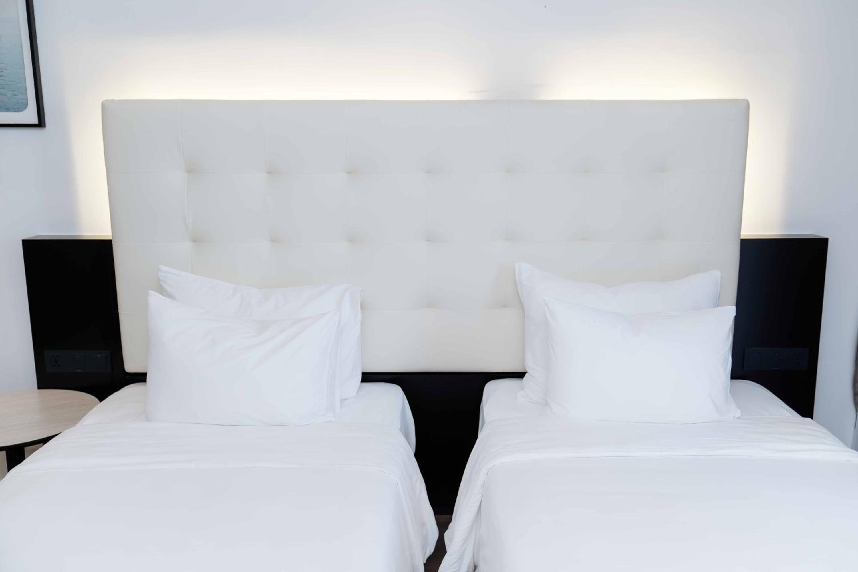 Deluxe Twin Room with City View - Non-Smoking - Photo 7