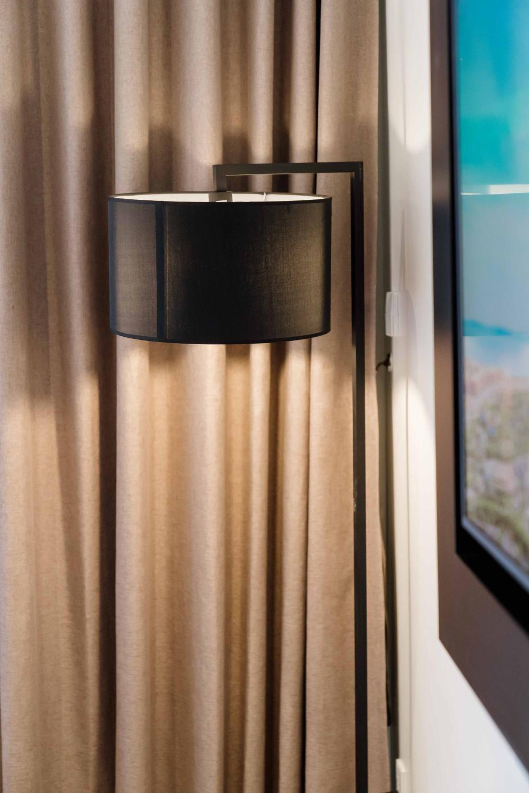 King Room with Deluxe Bay View - Non-Smoking - Photo 4