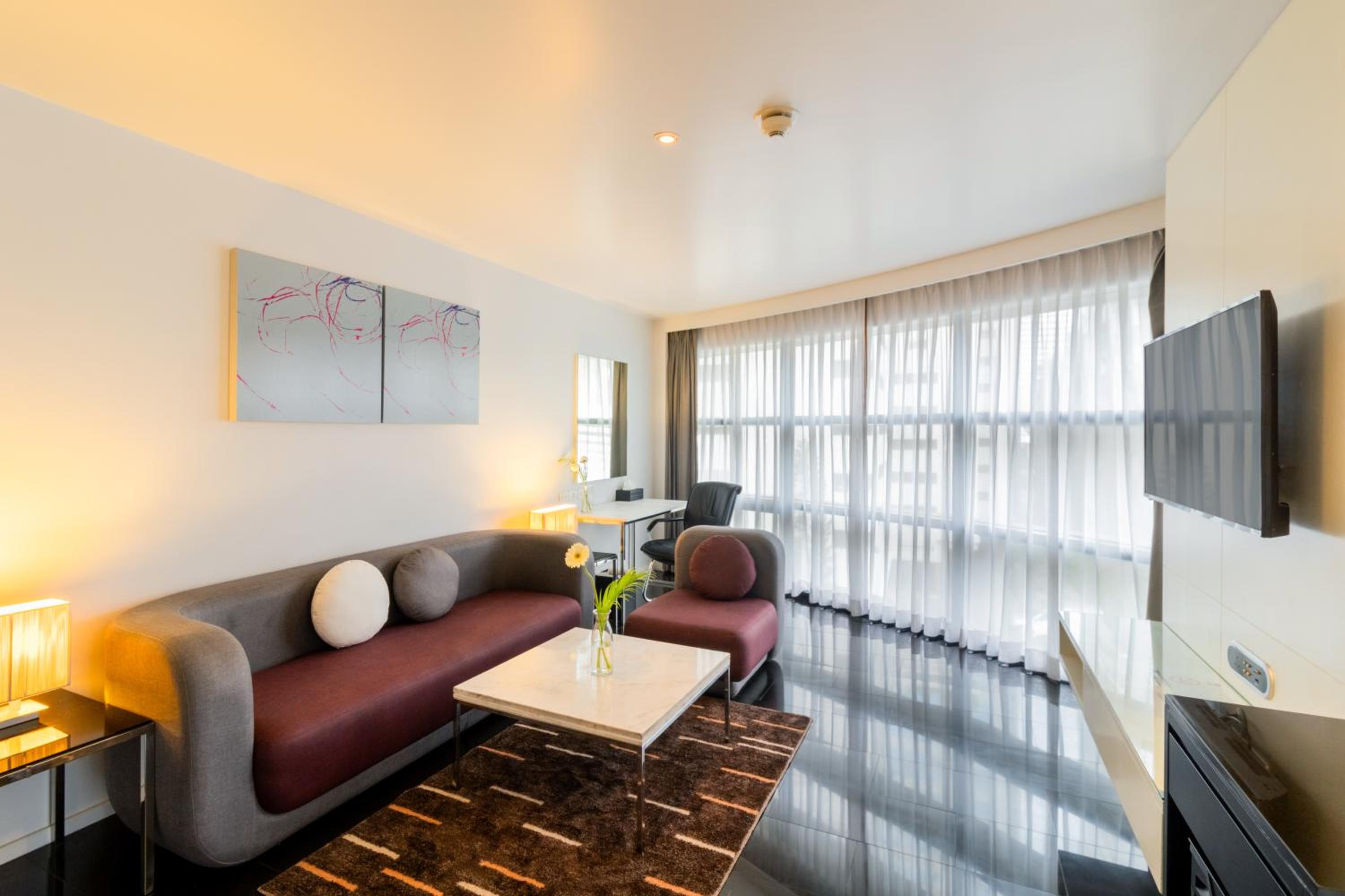 King Suite with Bath Tub - Non-Smoking photo 3