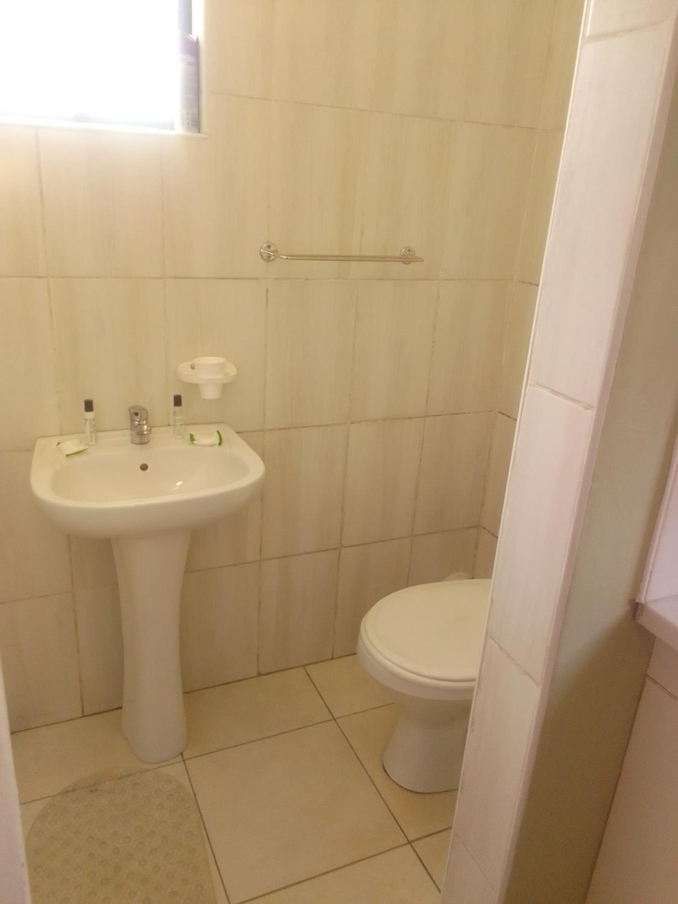 Small Twin Room - Photo 2