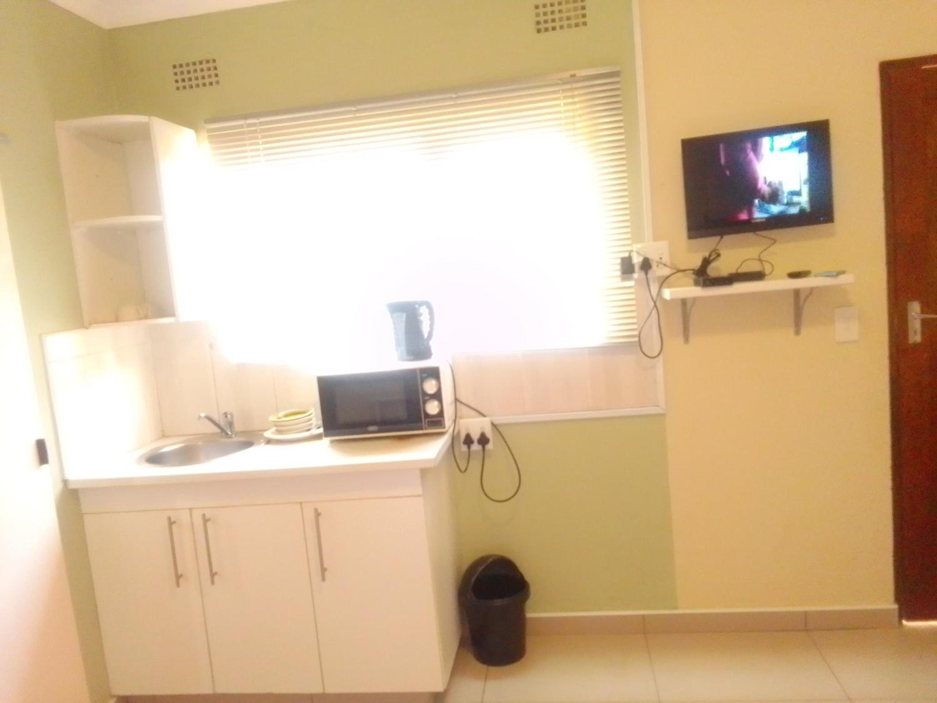 Small Twin Room - Photo 3