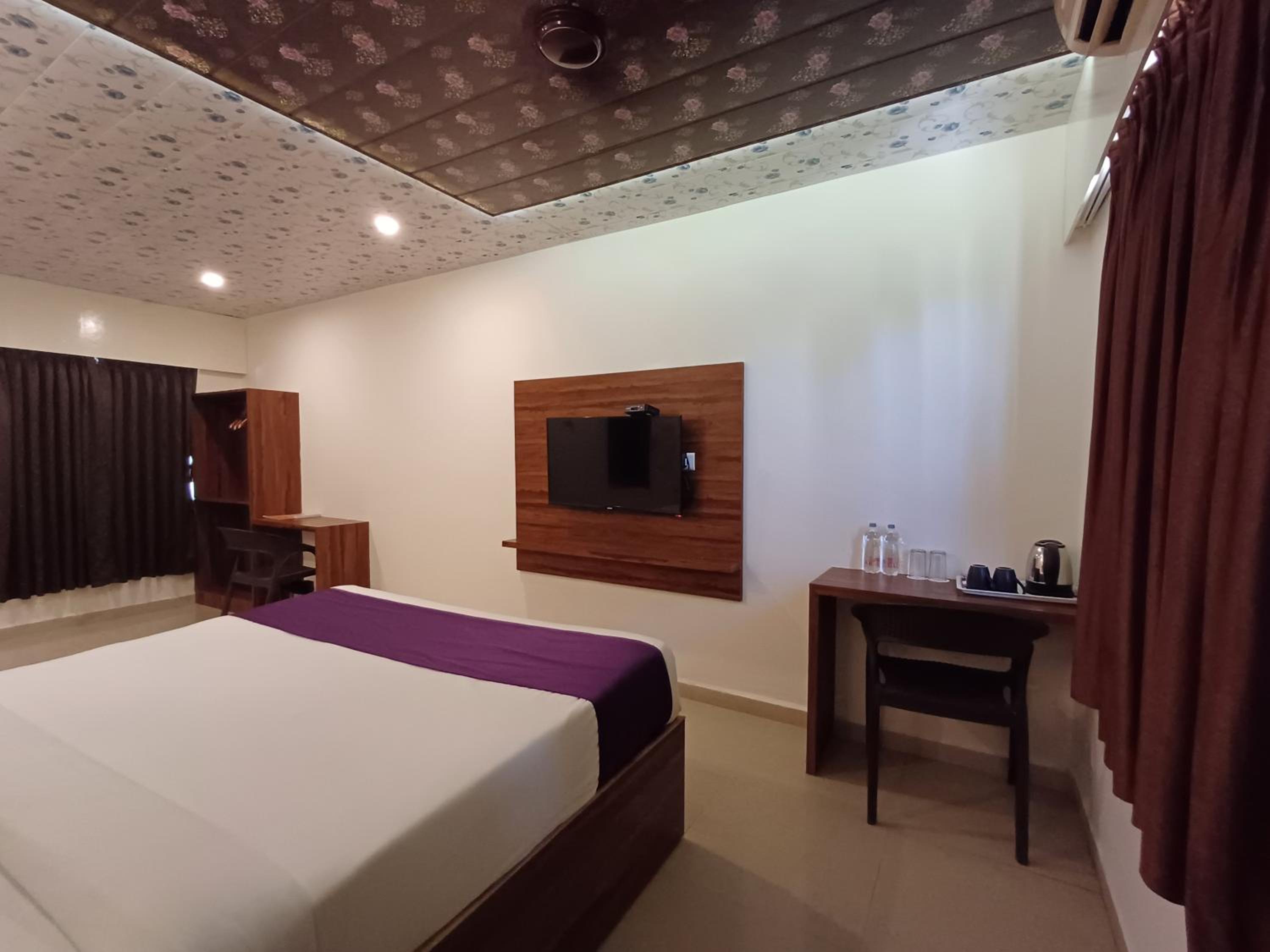 Deluxe Room - Photo 12