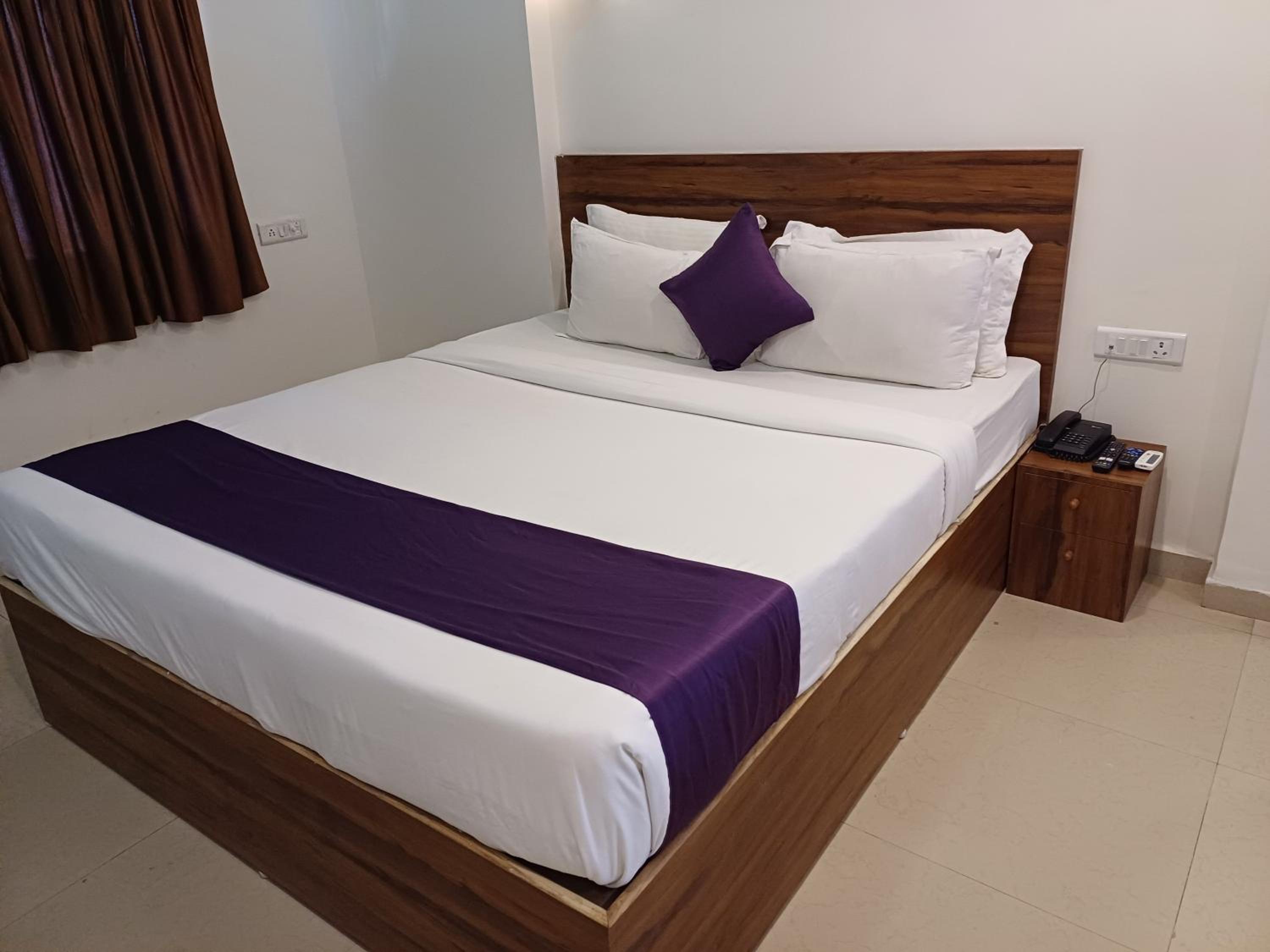 Deluxe Room - Photo 11