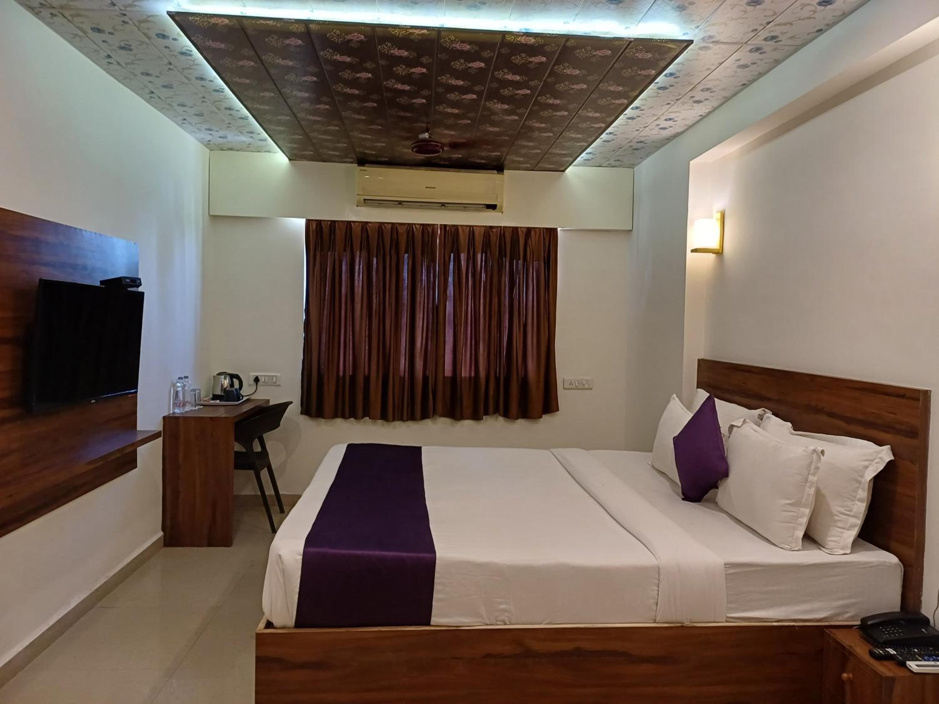 Deluxe Room - Photo 9