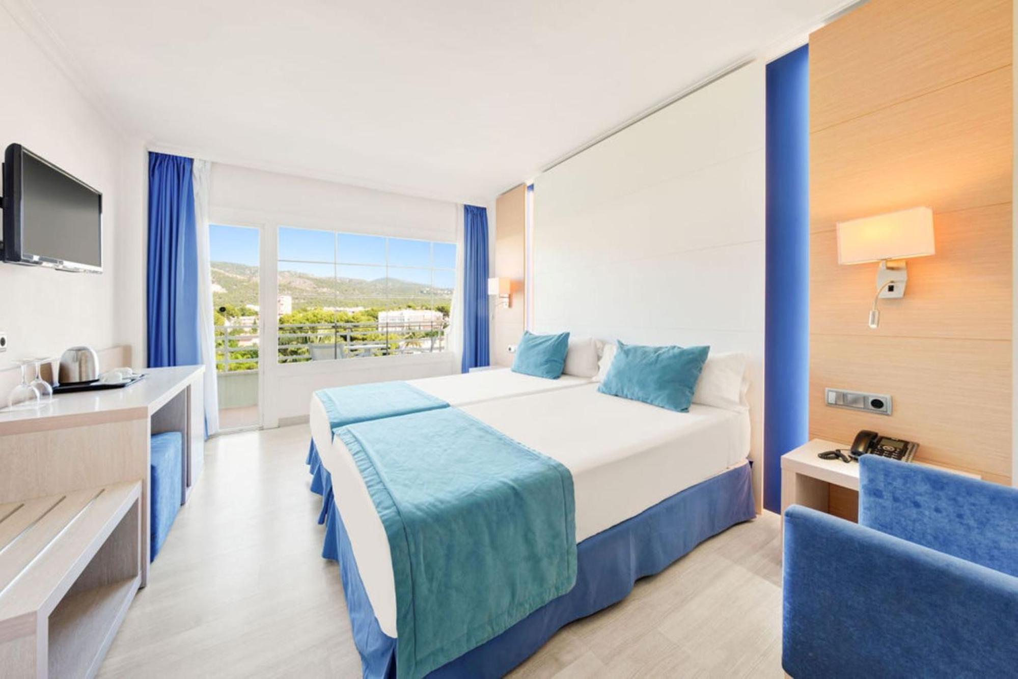 Double Room with Balcony thumbnail 5