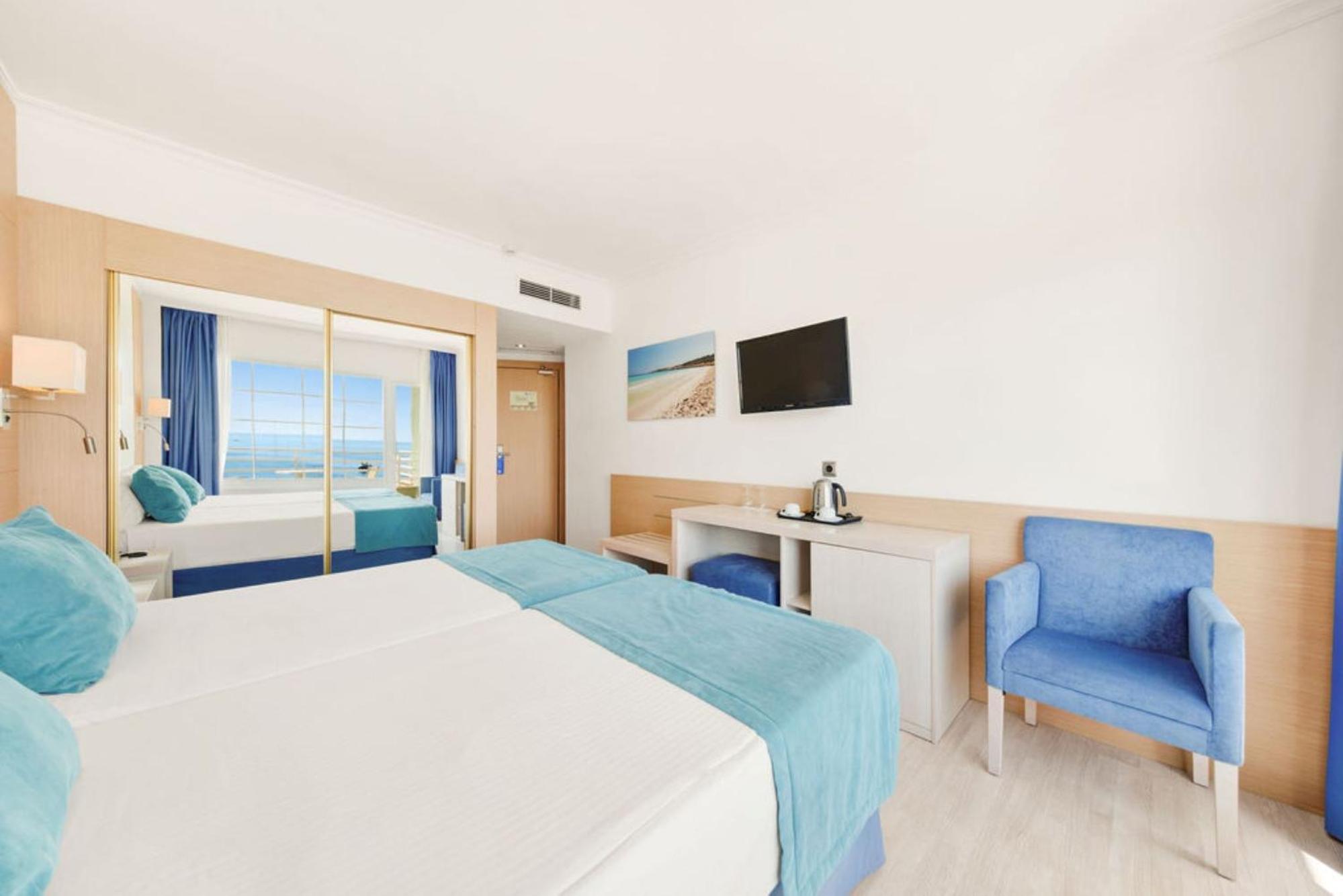 Double Room with Sea View thumbnail 6