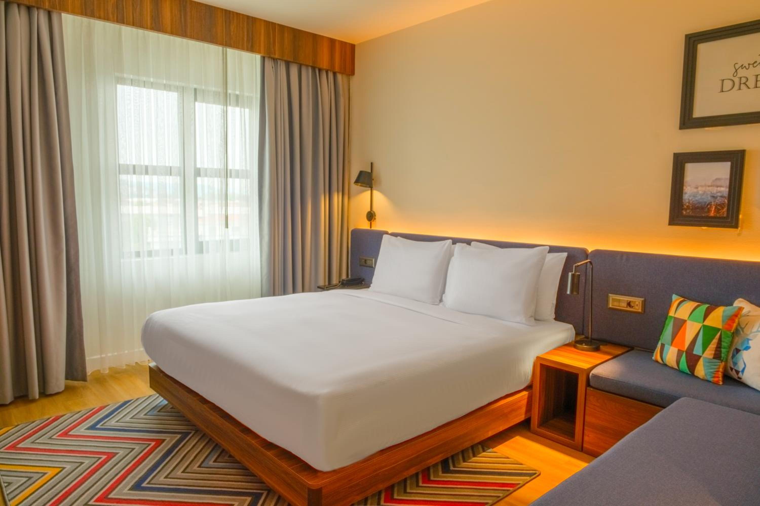 Deluxe Corner Queen Room with Sofa Bed - Non-Smoking