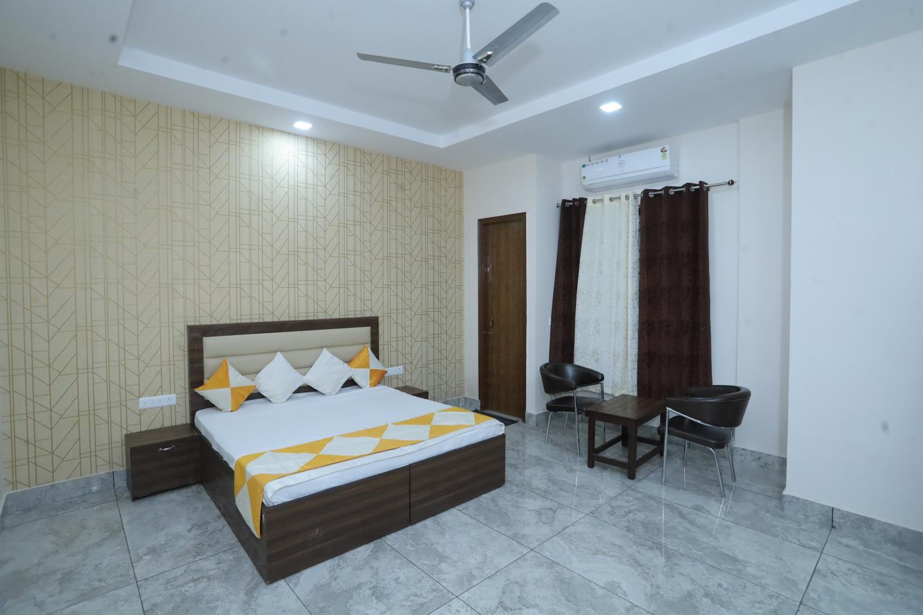 Deluxe Double Room (2 Adults + 1 Child) photo 2