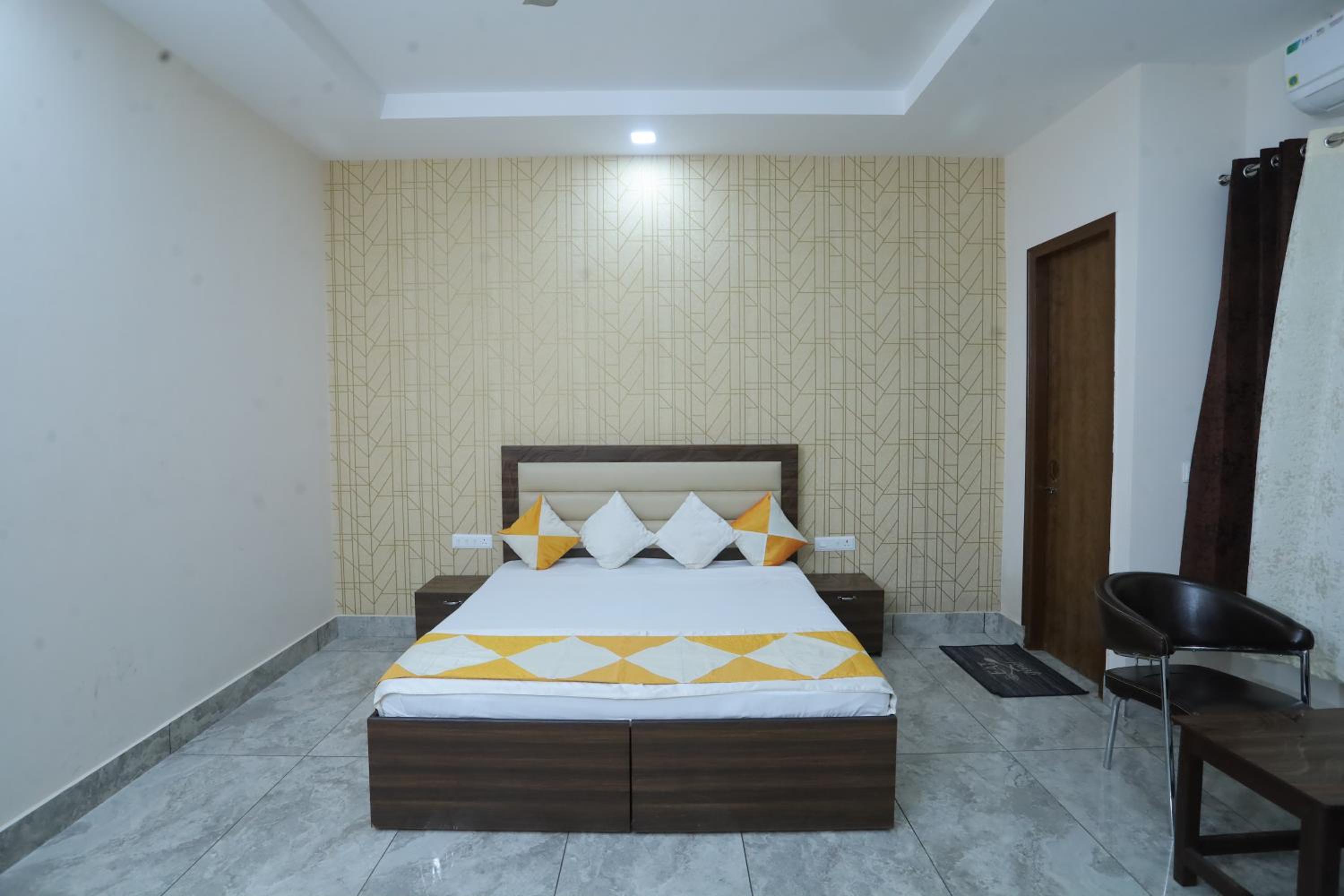 Deluxe Double Room (2 Adults + 1 Child) photo 3