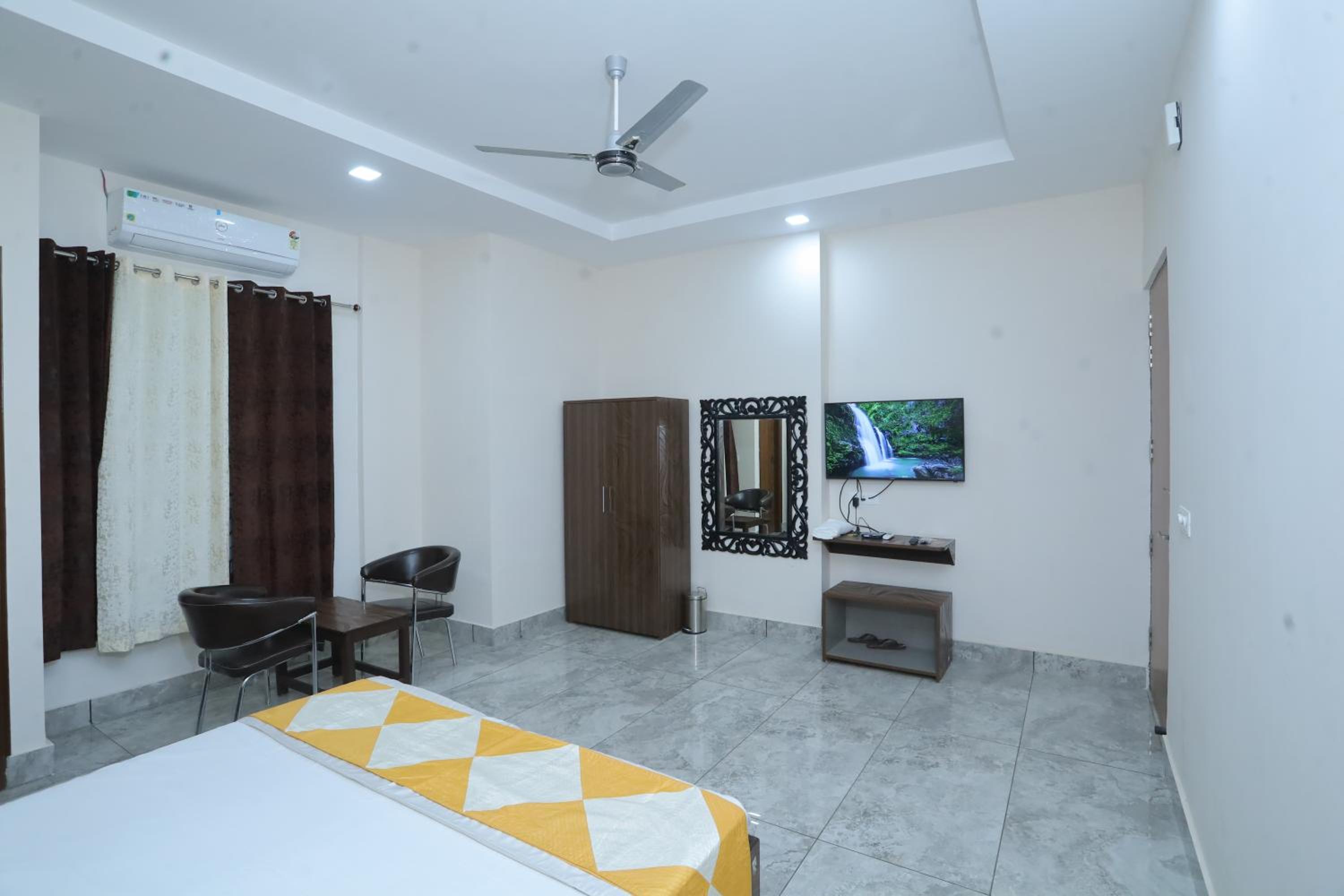 Deluxe Double Room (2 Adults + 1 Child) photo 1