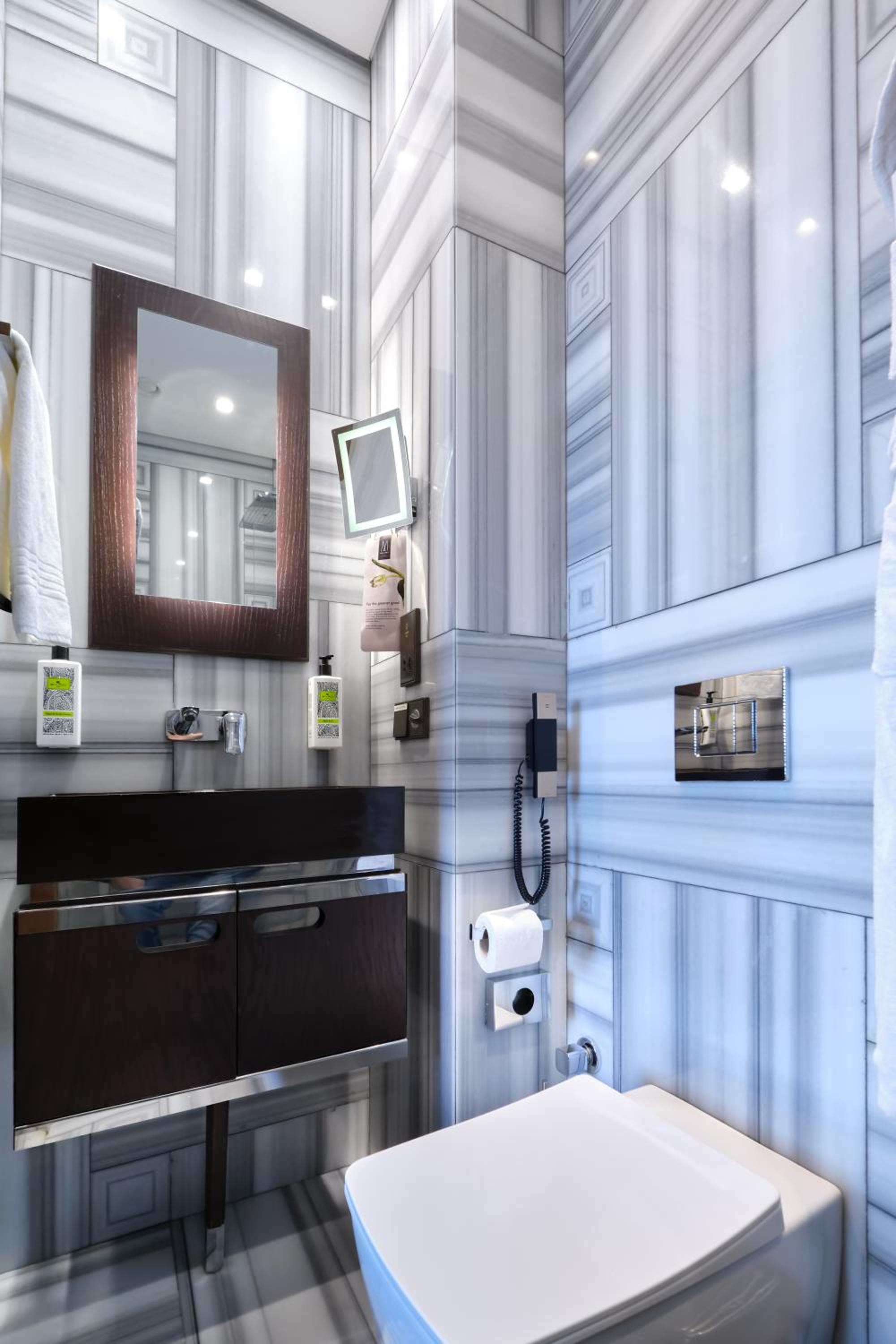 Junior King Suite with View thumbnail 6