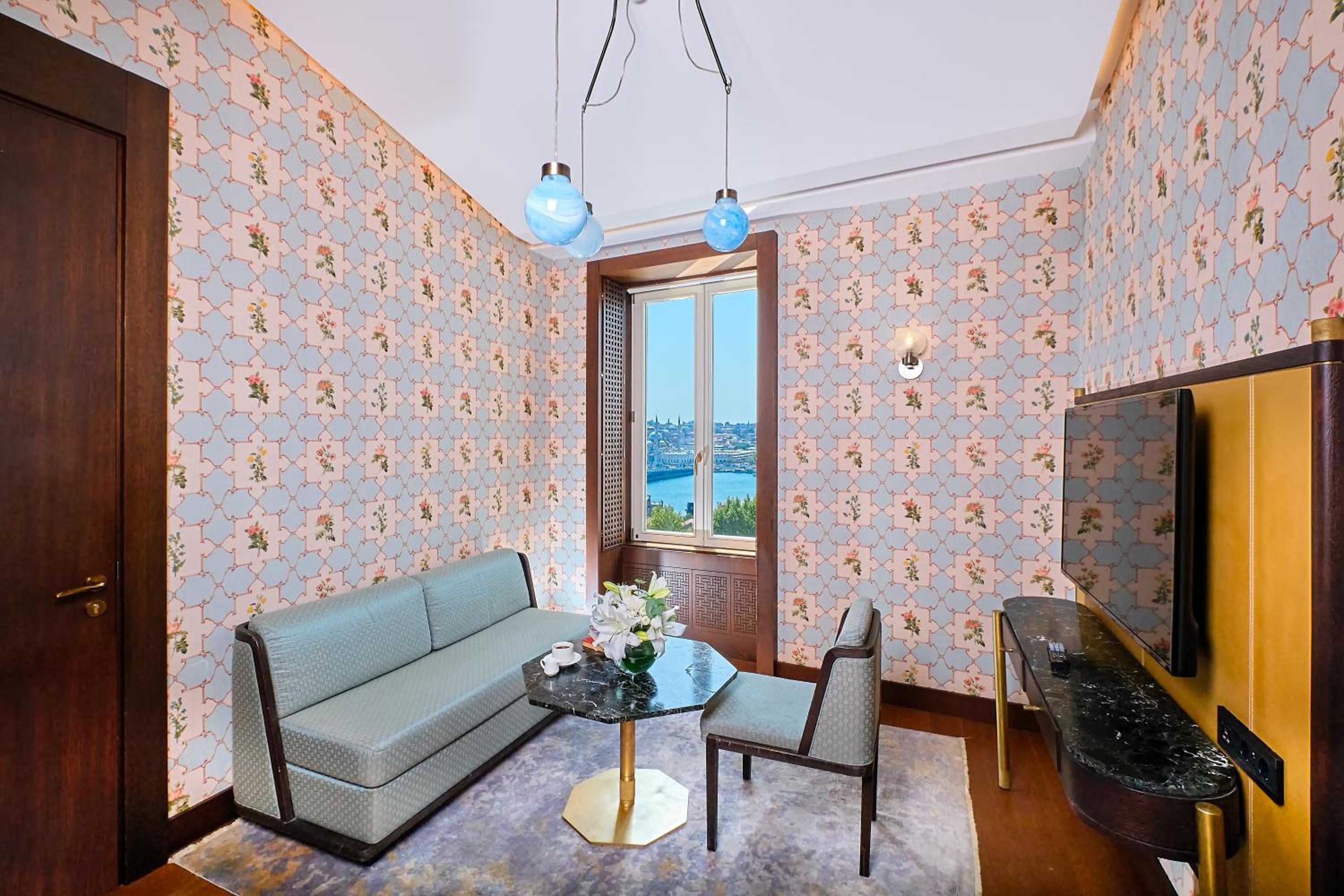 Junior King Suite with View thumbnail 5