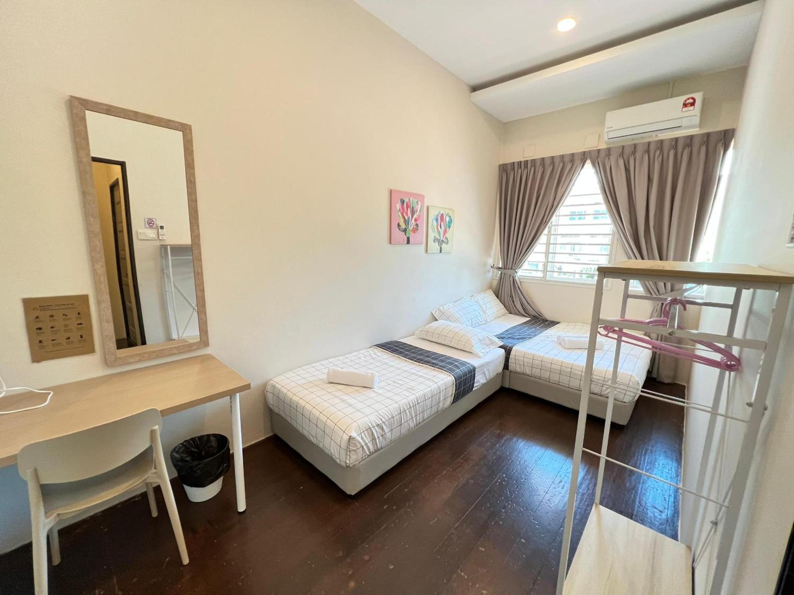 Basic Triple Room with Shared Bathroom