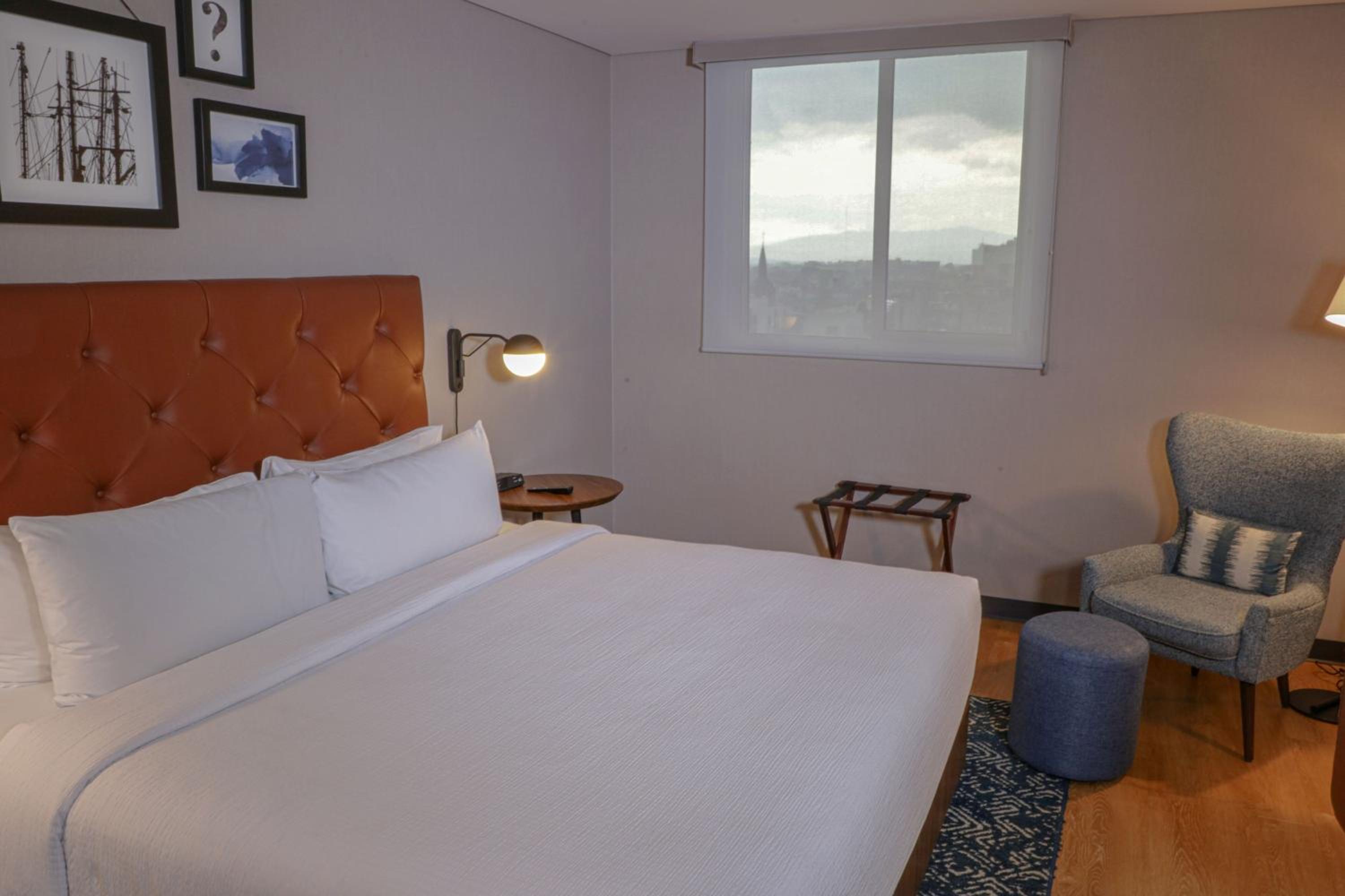 Standard King Room - Photo 9