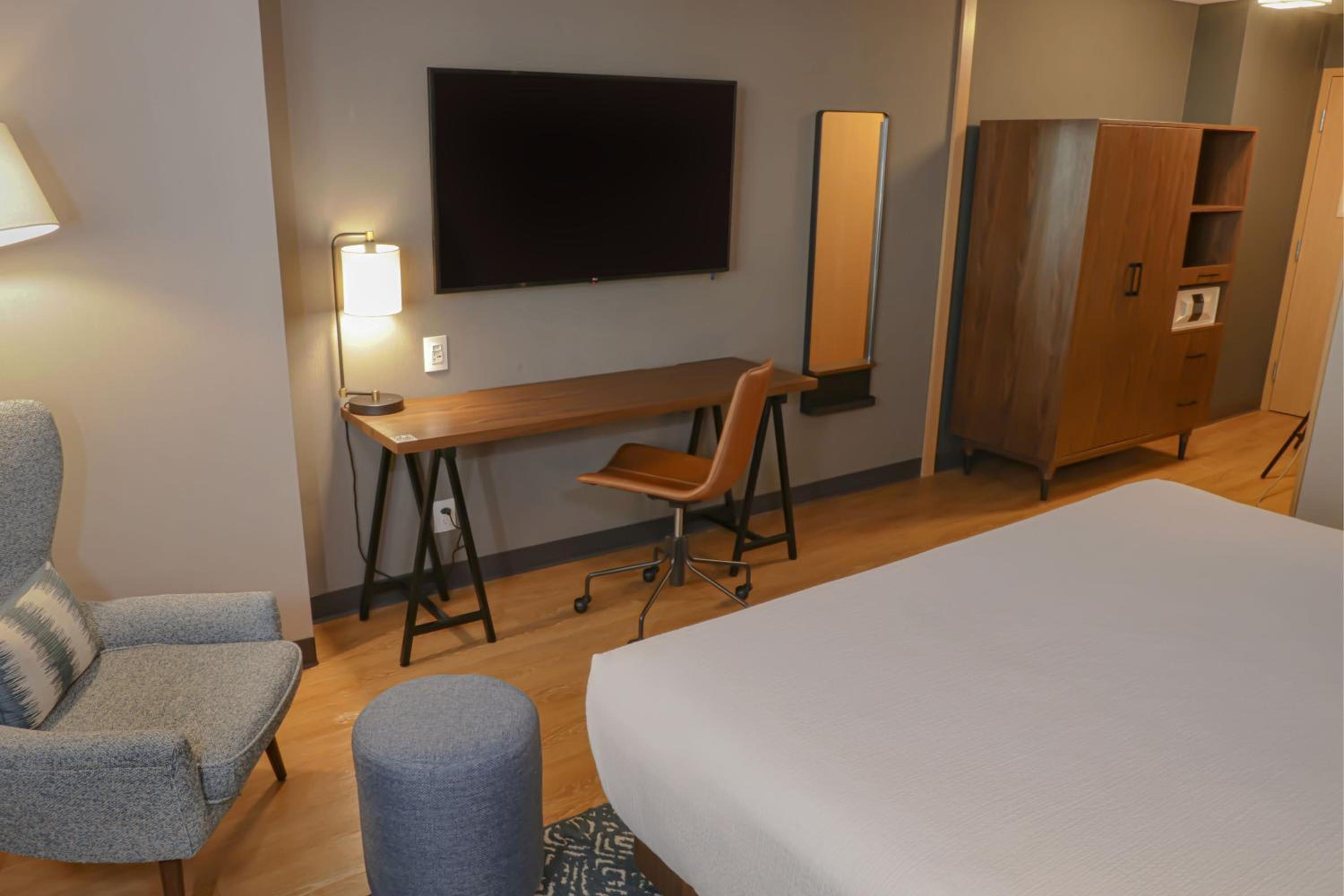 Standard King Room - Photo 8