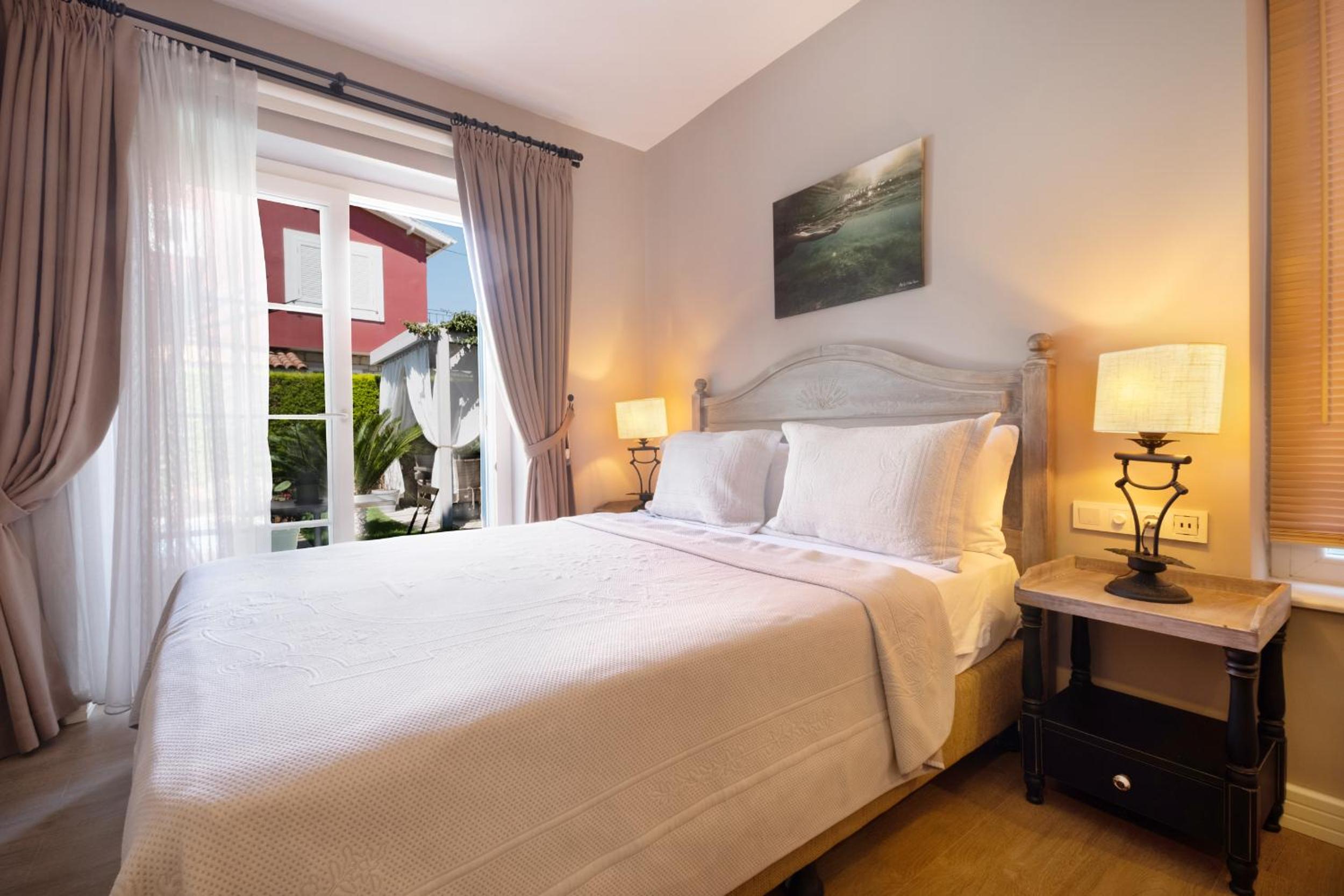 Double Room with Pool View photo 3