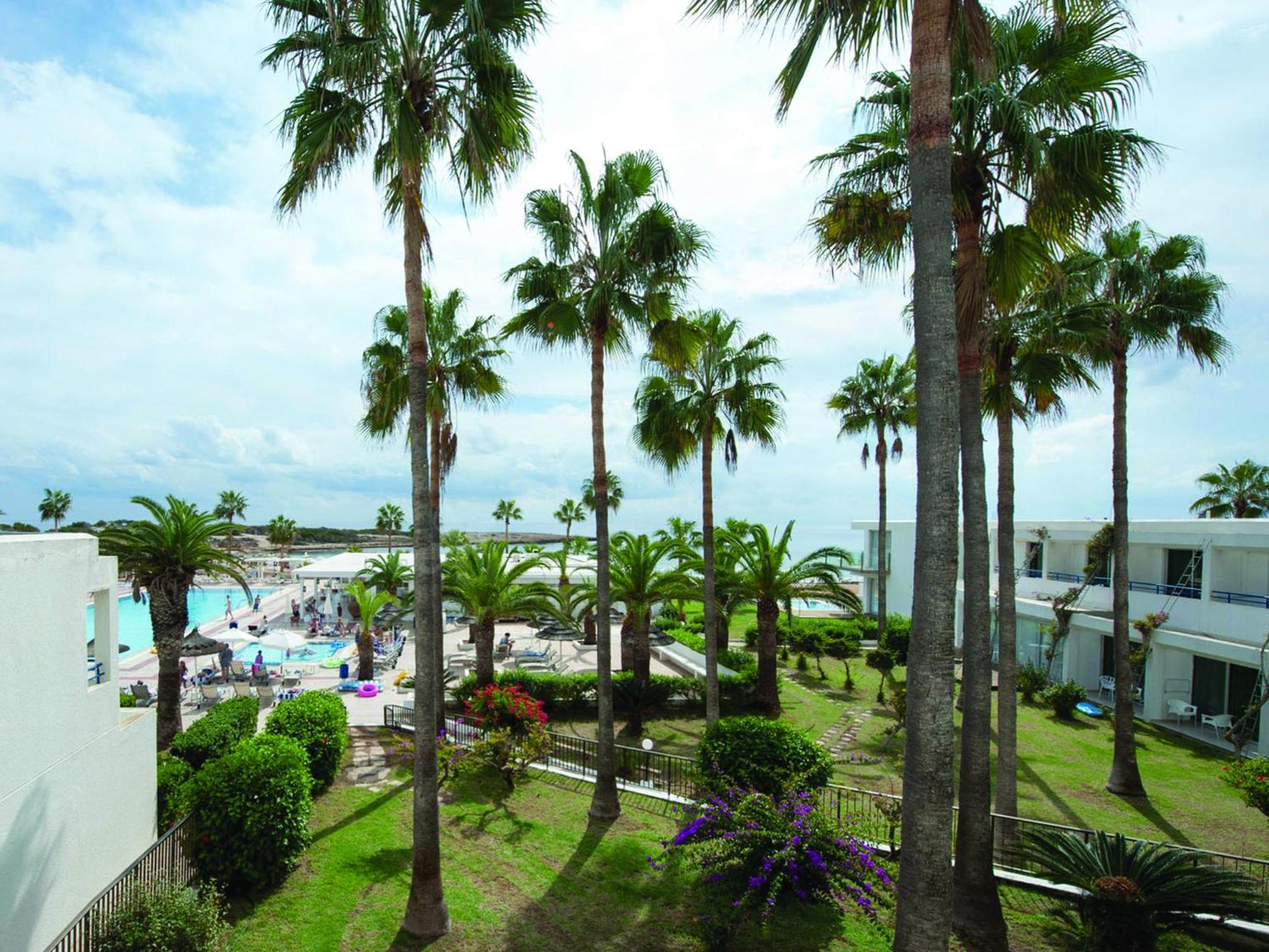 Standard Double or Twin Room with Side Sea View - Photo 2
