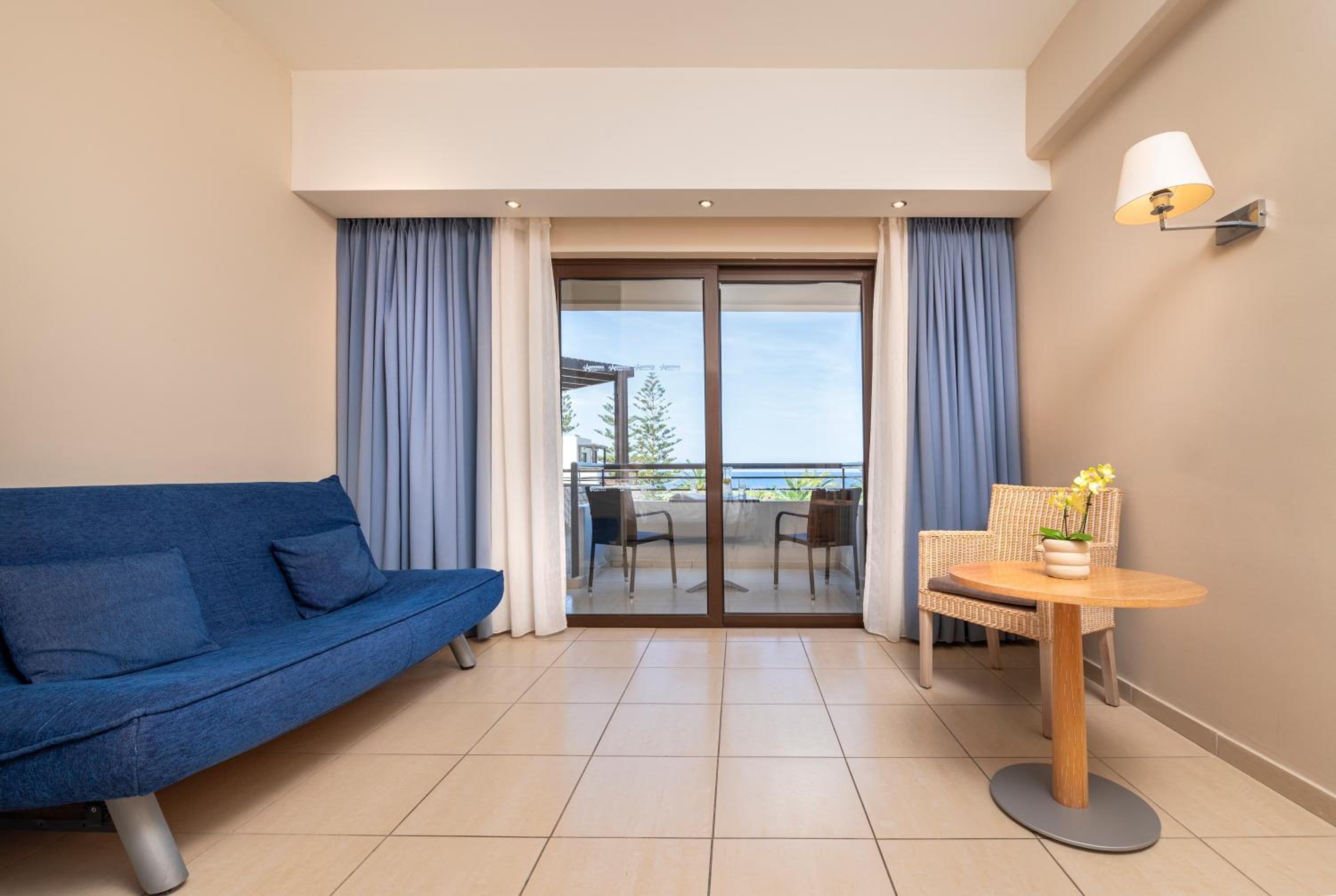 Family Room with Sea View thumbnail 5