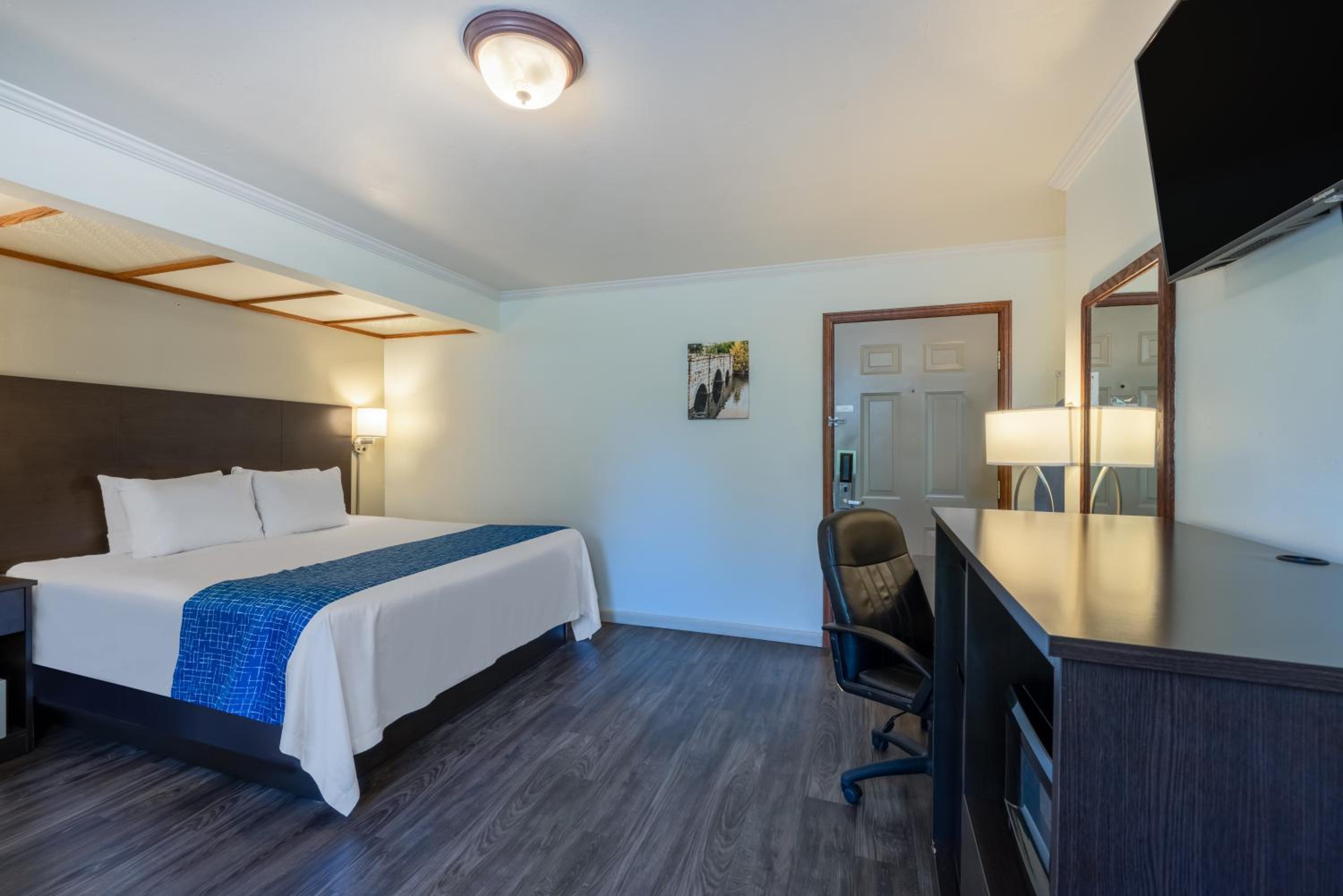King Suite - Non-Smoking - Photo 8