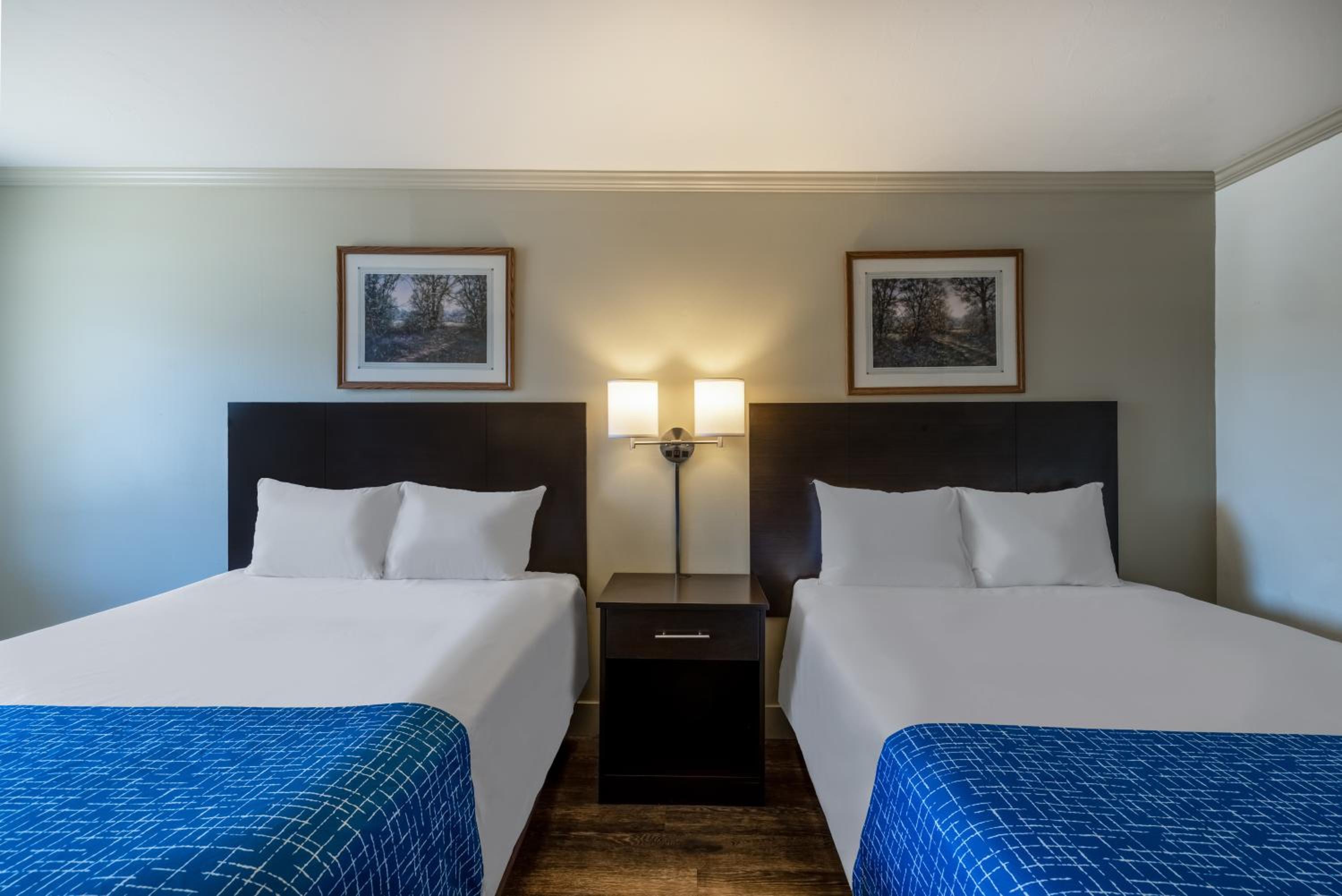Queen Room with Two Queen Beds - Non-Smoking - Photo 7