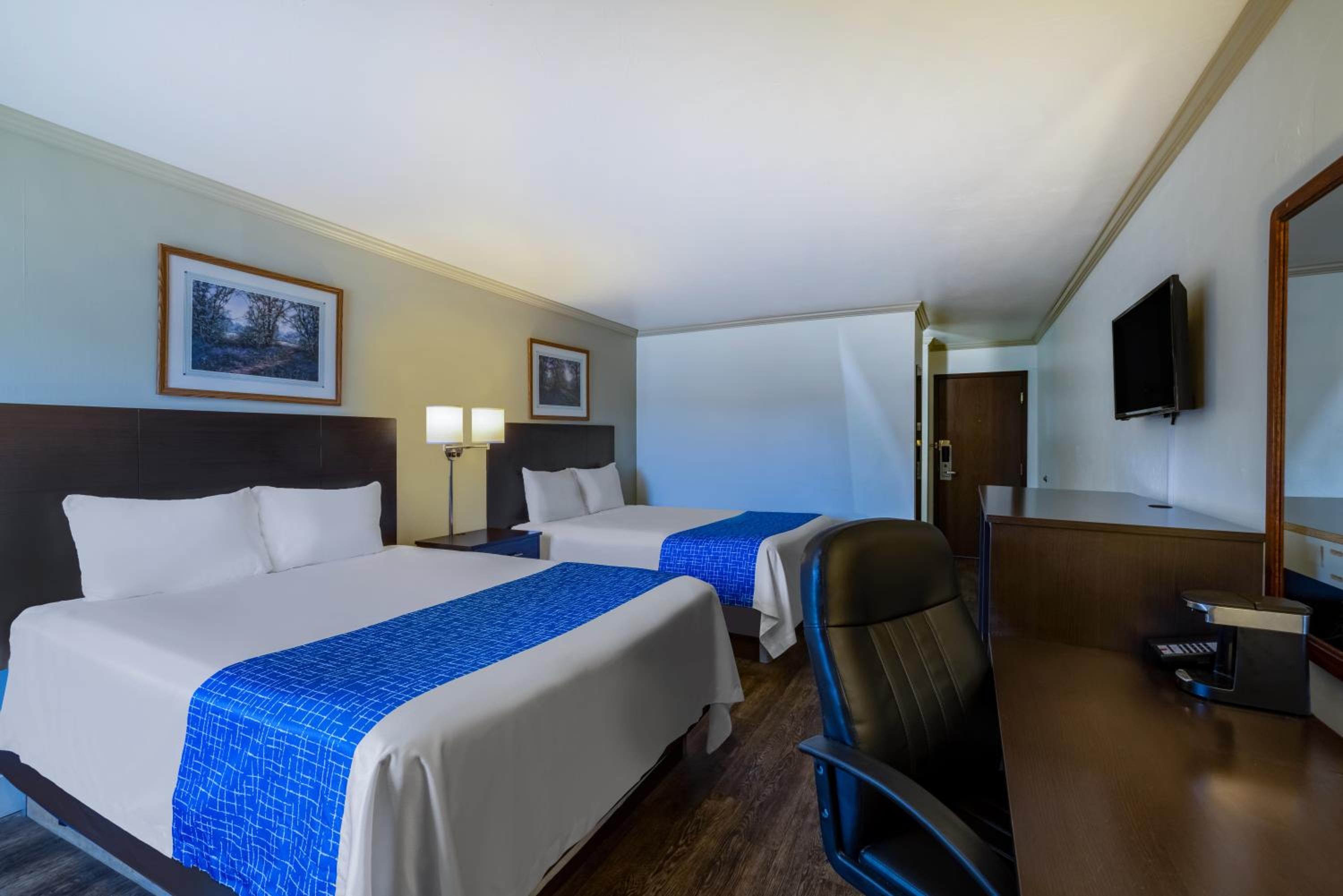 Queen Room with Two Queen Beds - Non-Smoking - Photo 8