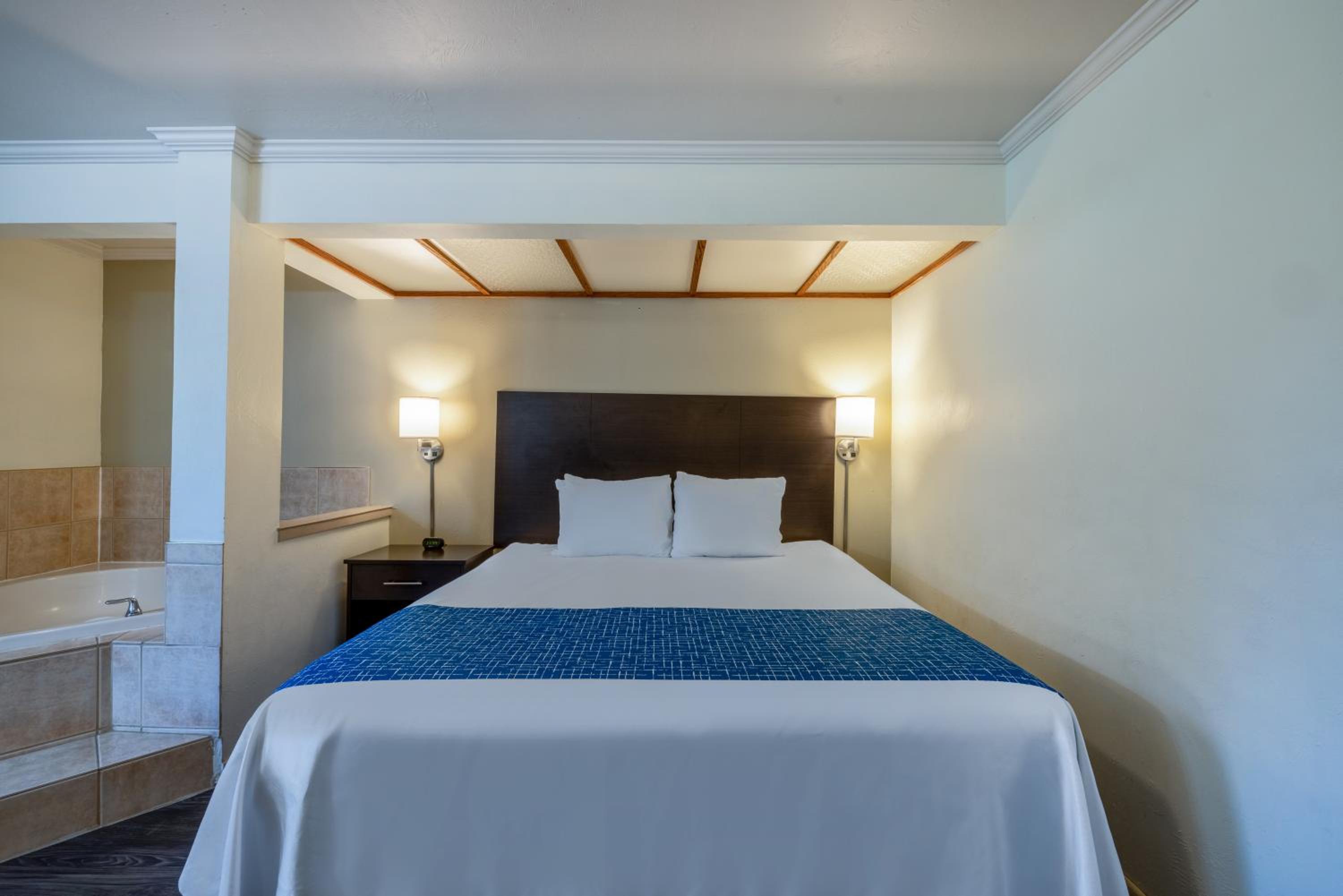 King Suite - Non-Smoking - Photo 10