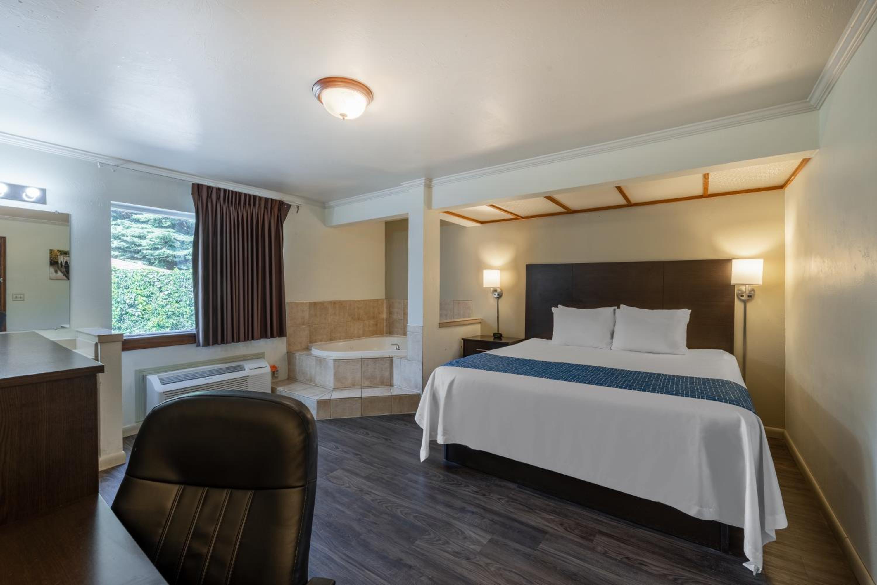 King Suite - Non-Smoking - Photo 6