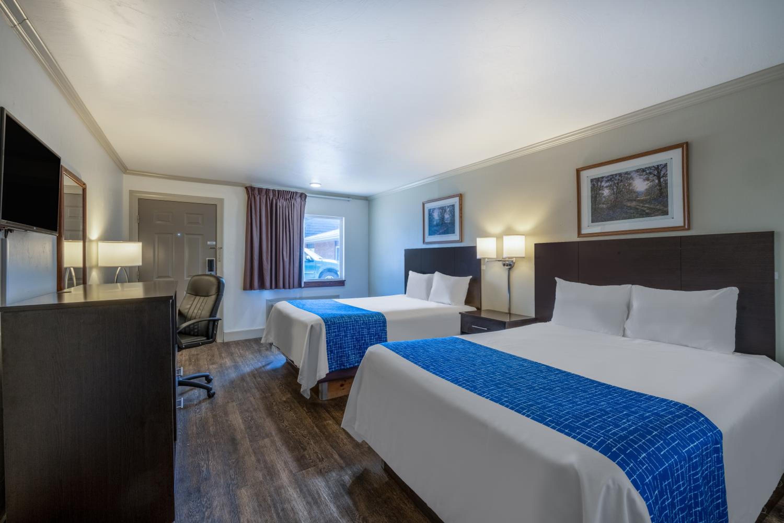 Queen Room with Two Queen Beds - Non-Smoking - Photo 5