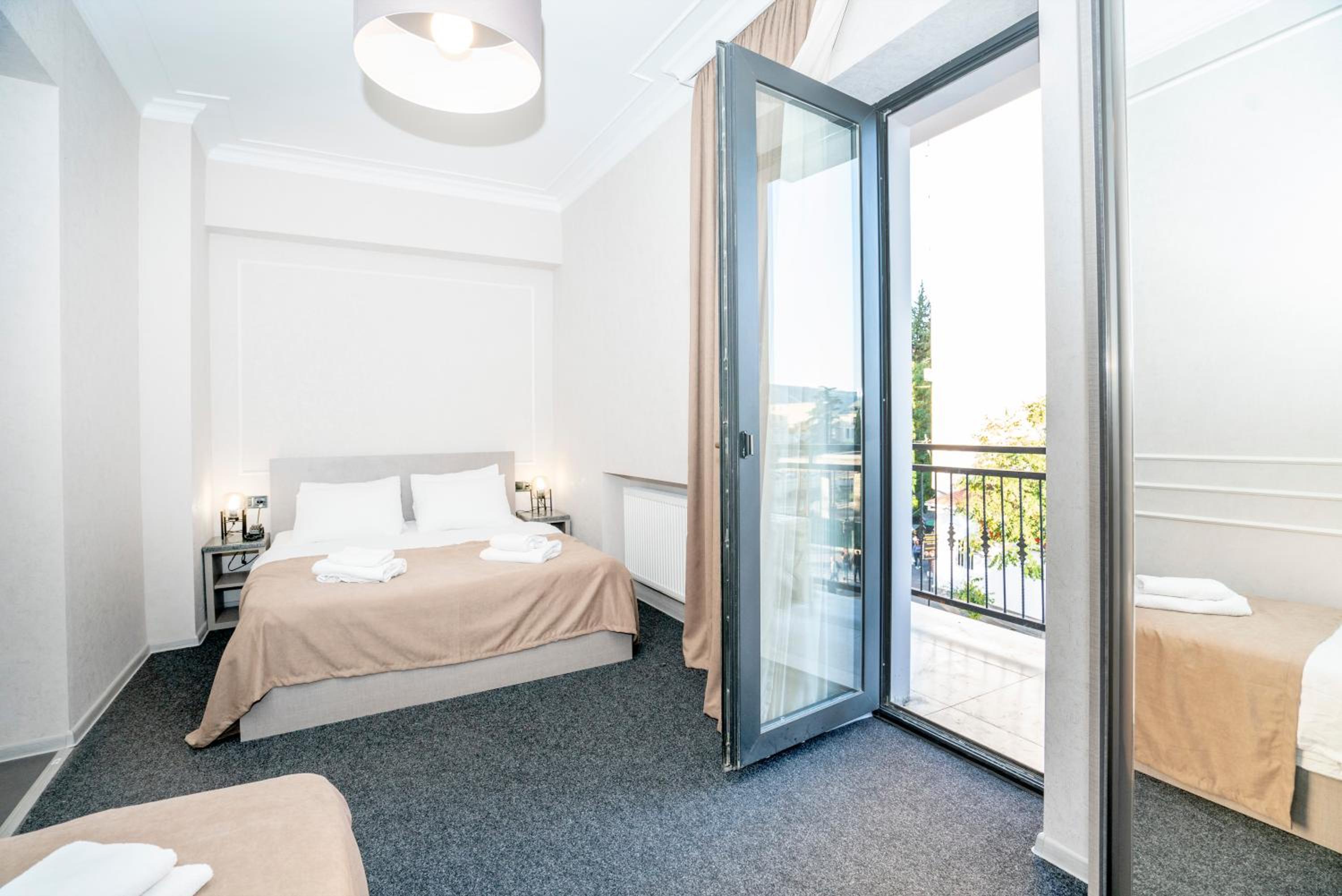Triple Room with City View - Photo 1
