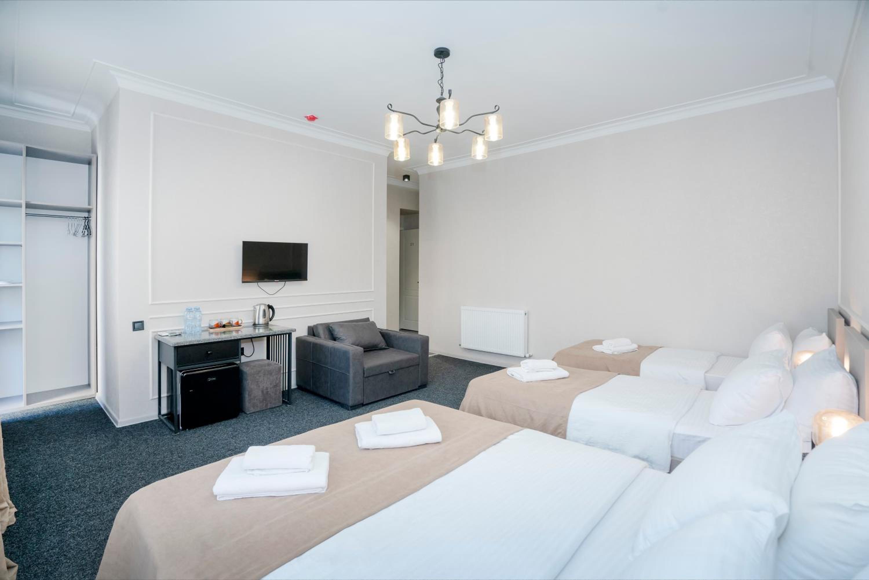 Quadruple Room with Balcony - Photo 10